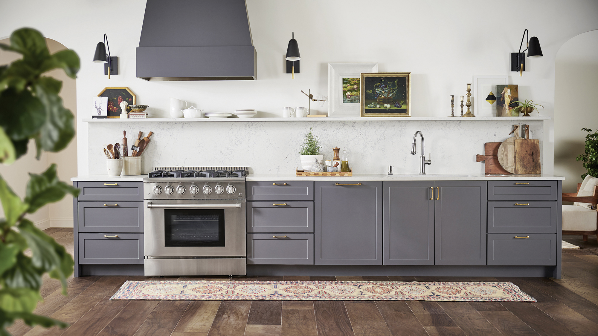 Shaker-style cabinets are ideal transitional kitchen cabinets.