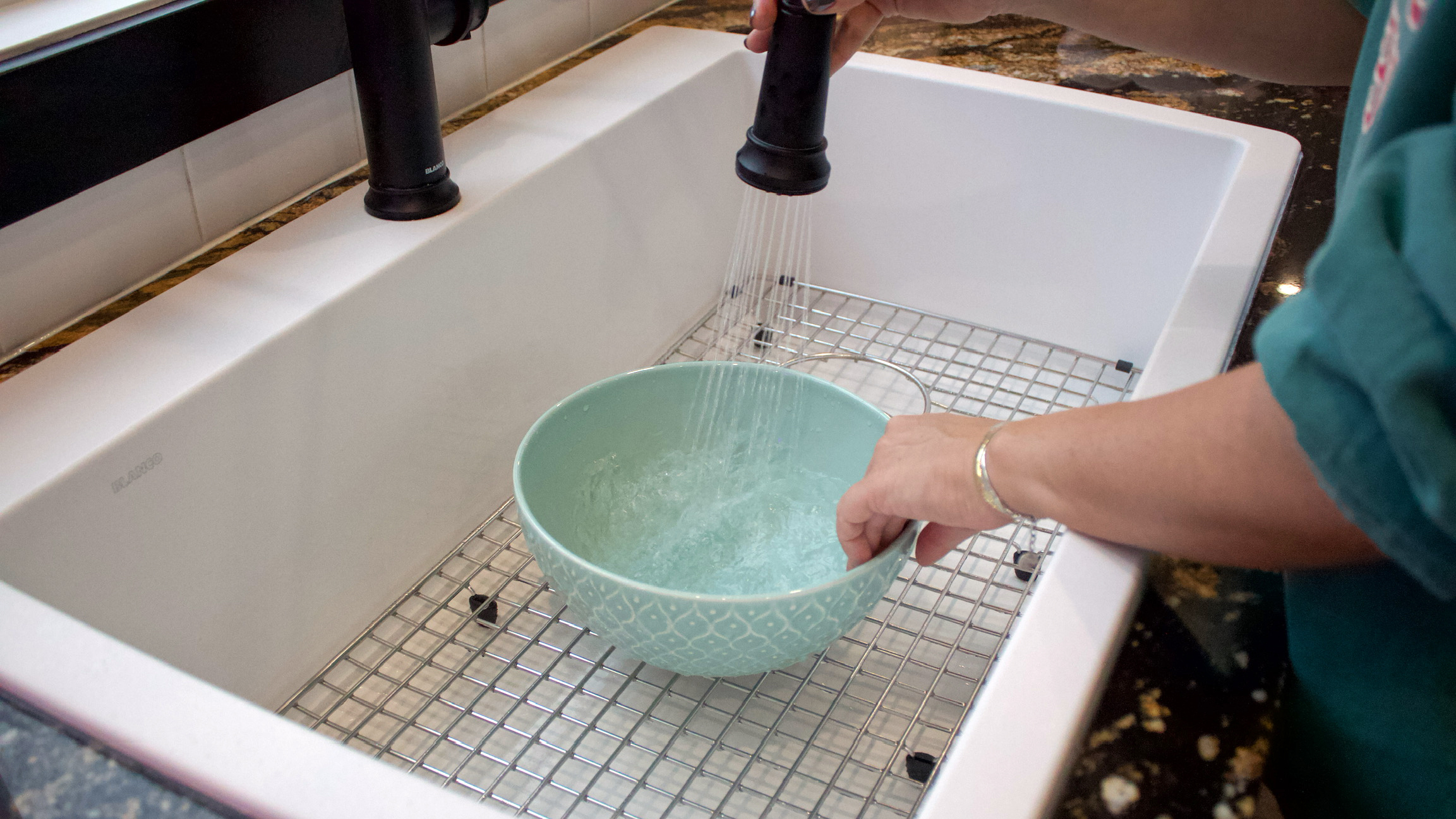 The DIAMOND Super Single sink shines in White, paired with the EMPRESSA Semi-pro faucet