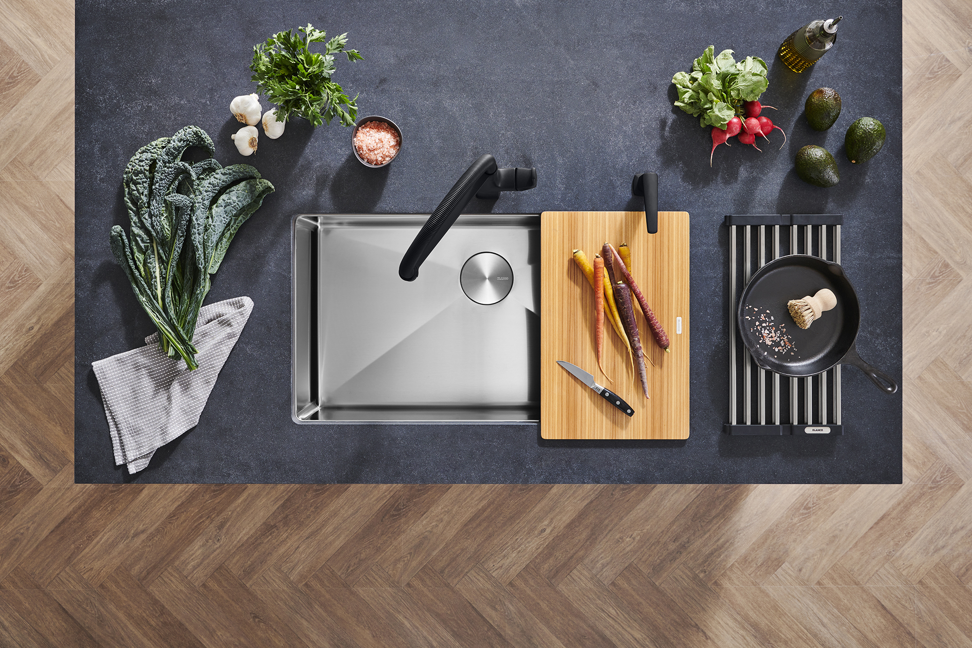 442917_402626_diamond_33-dualmount_cb_442509_empressa_semipro_pvd_442516_empressa_soapdispenser_pvd_