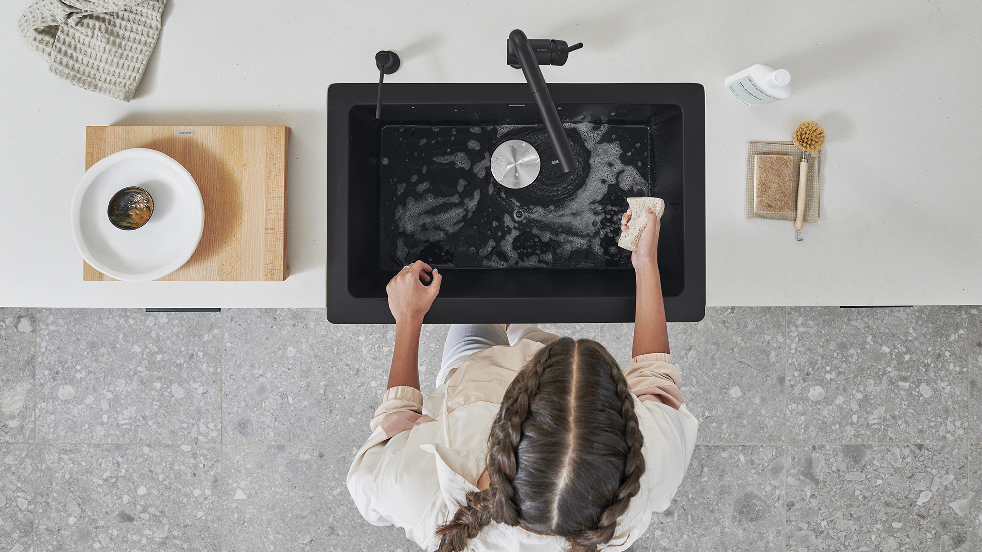 How to clean a SILGRANIT sink - step 2: wipe the Silgranit surface in small, circular motions.