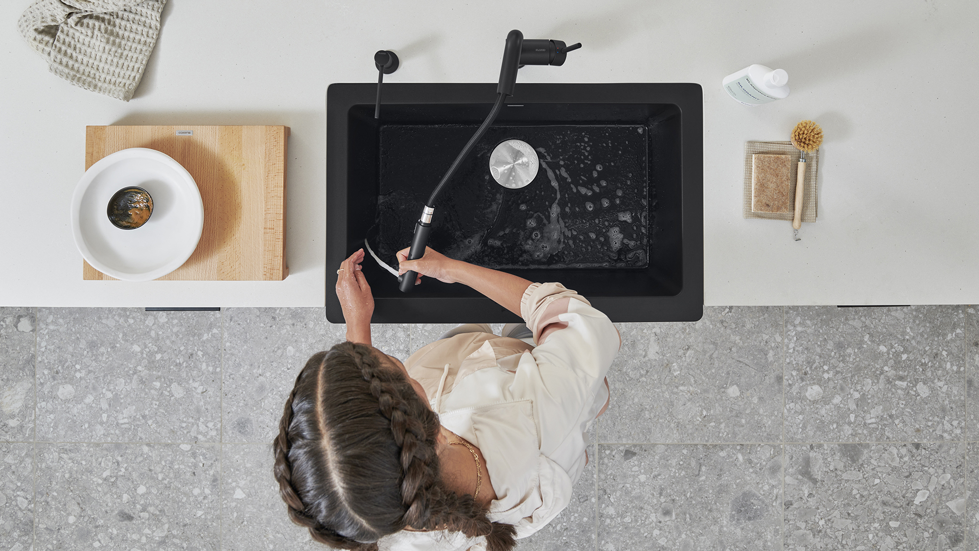 How to clean a SILGRANIT sink - step 3: rinse with clean water.