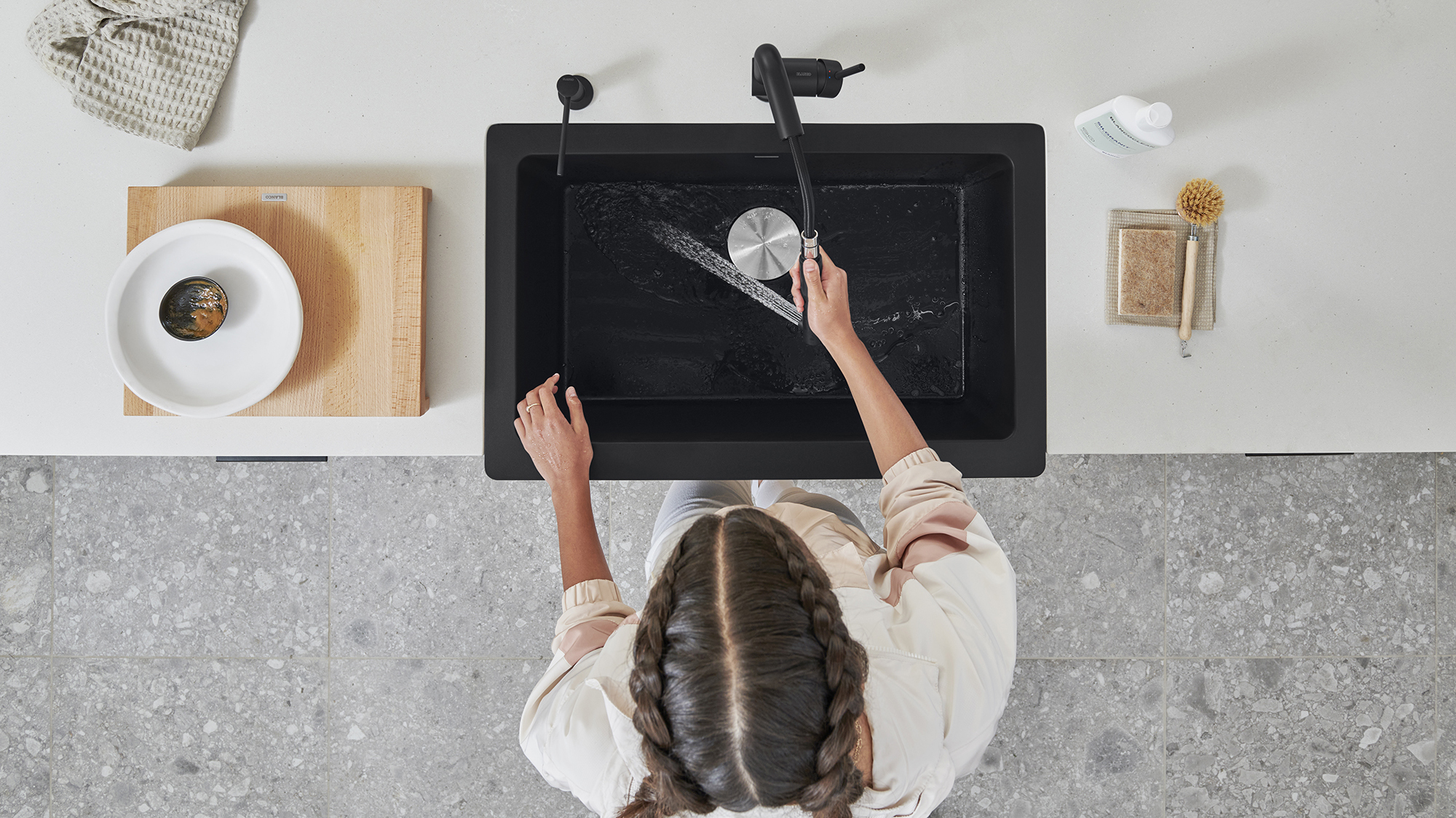 How to clean a SILGRANIT sink - step 4: dry with a microfibre cloth.