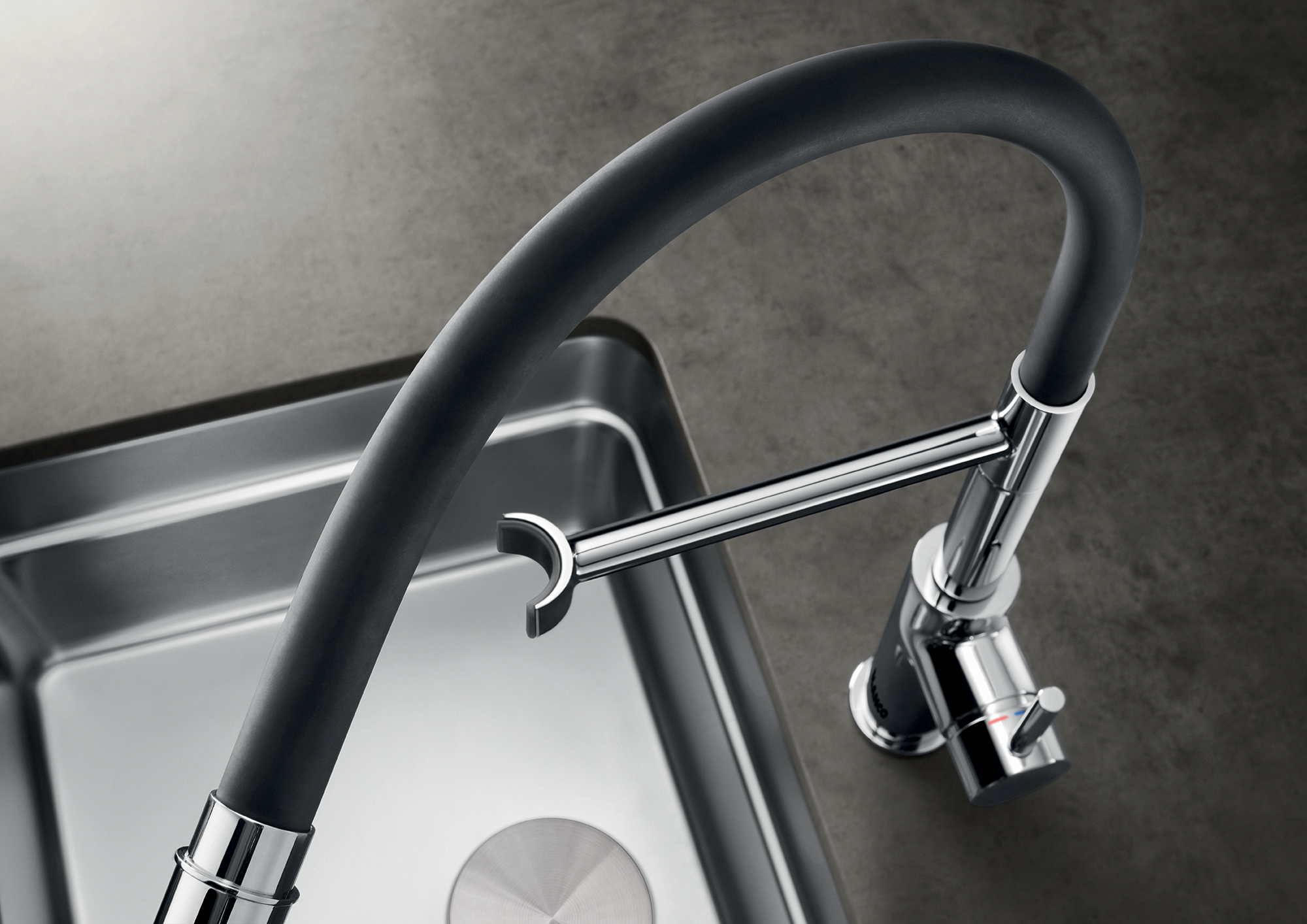 The BLANCO CATRIS FLEXO features a sleek rubber hose for an industrial, modern look