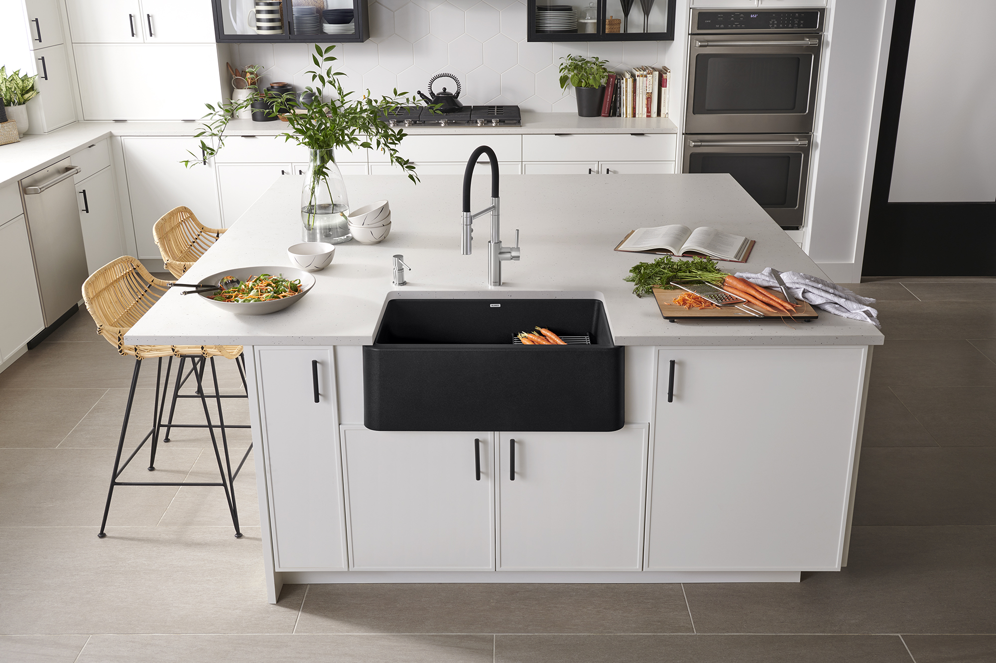 IKON 30 Farmhouse Kitchen Sink in anthracite with Catris Flexo Kitchen Faucet & Lato Soap Dispenser