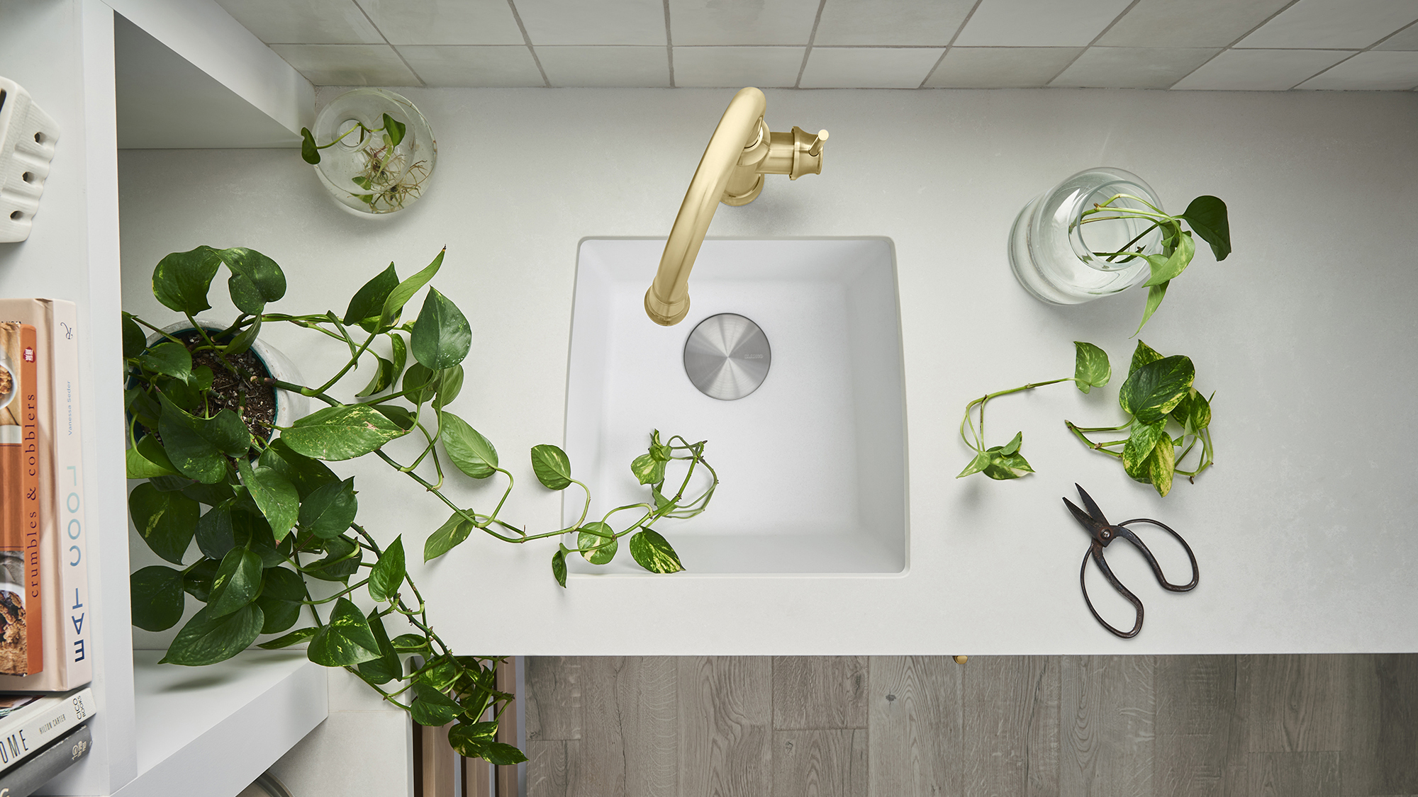 440081_402143_performa_17_white