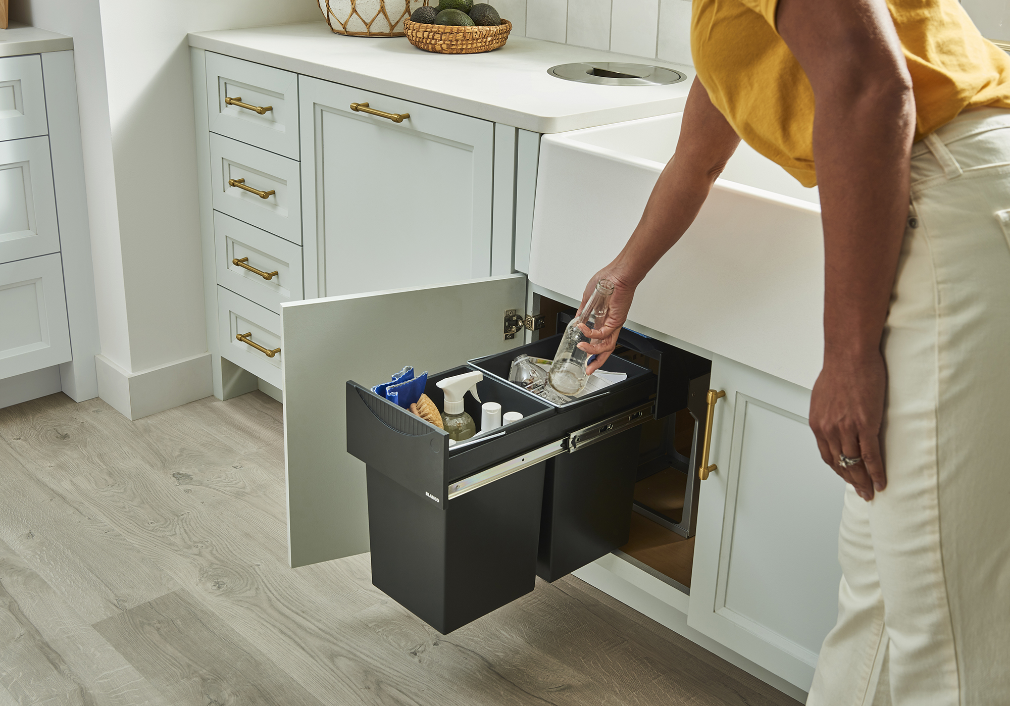 Store your cleaning supplies and recycling with ease, and reclaim control over your under-sink area.