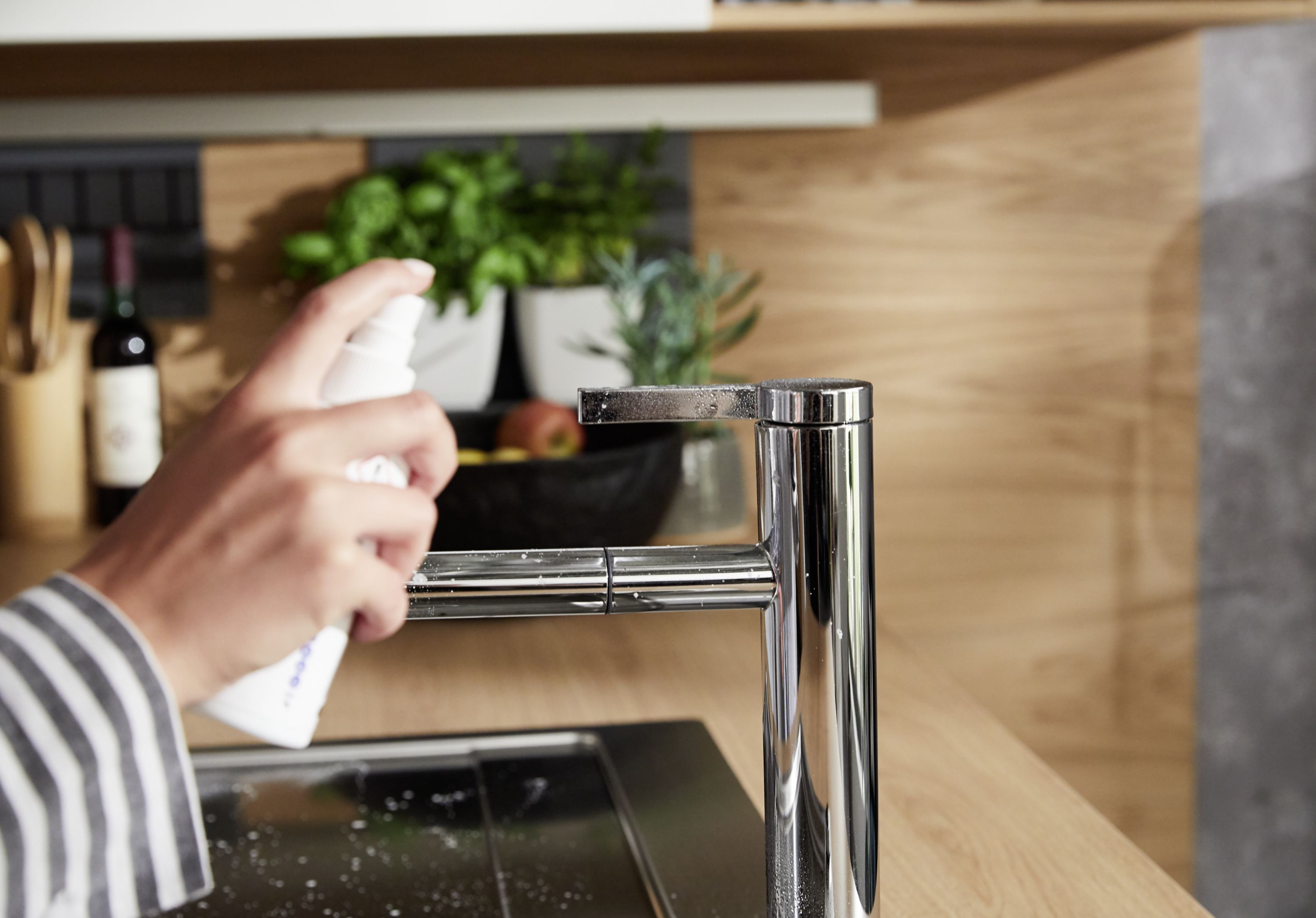 Spray the mixer tap with cleaning agent