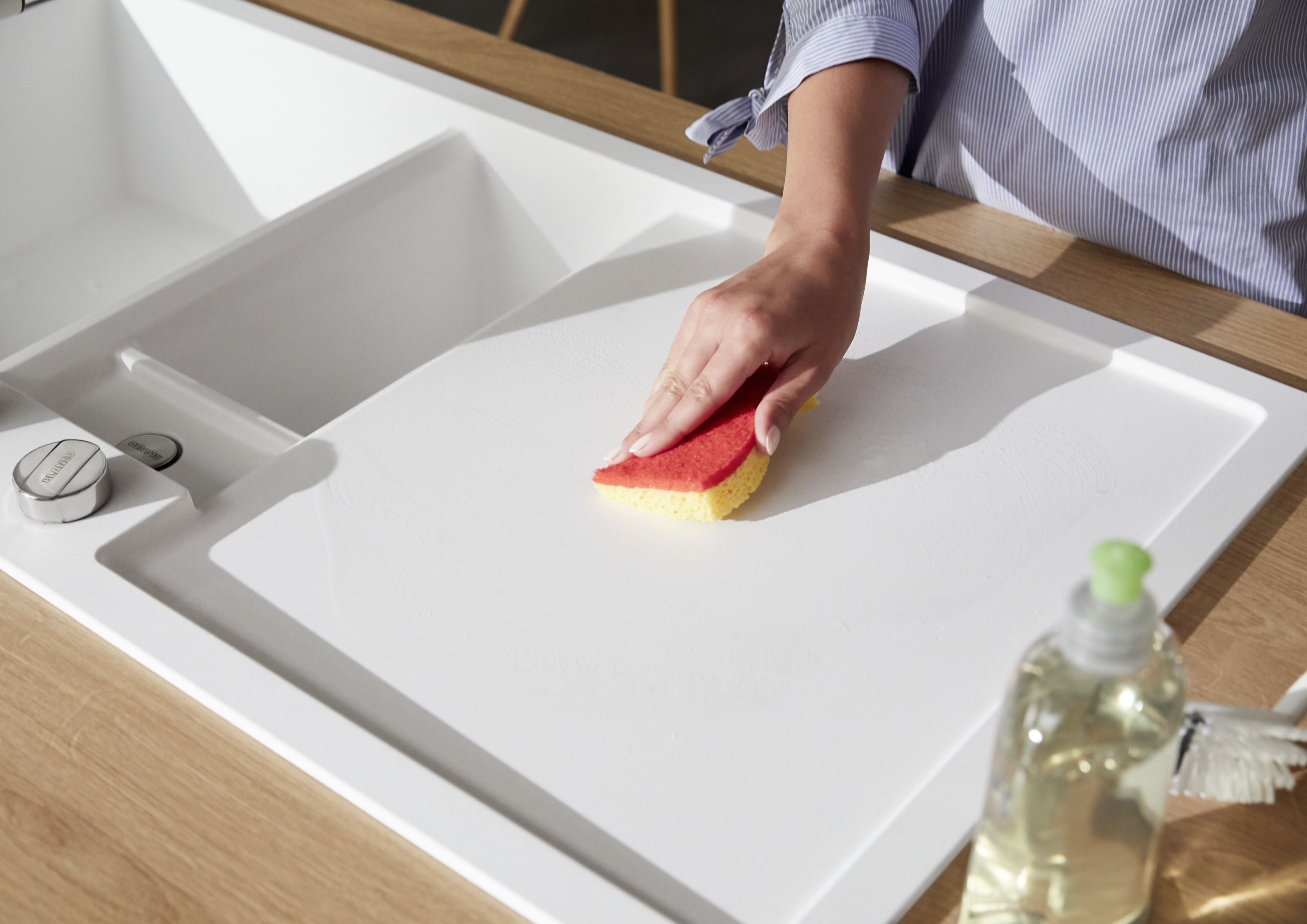 Cleaning with spontex sponge