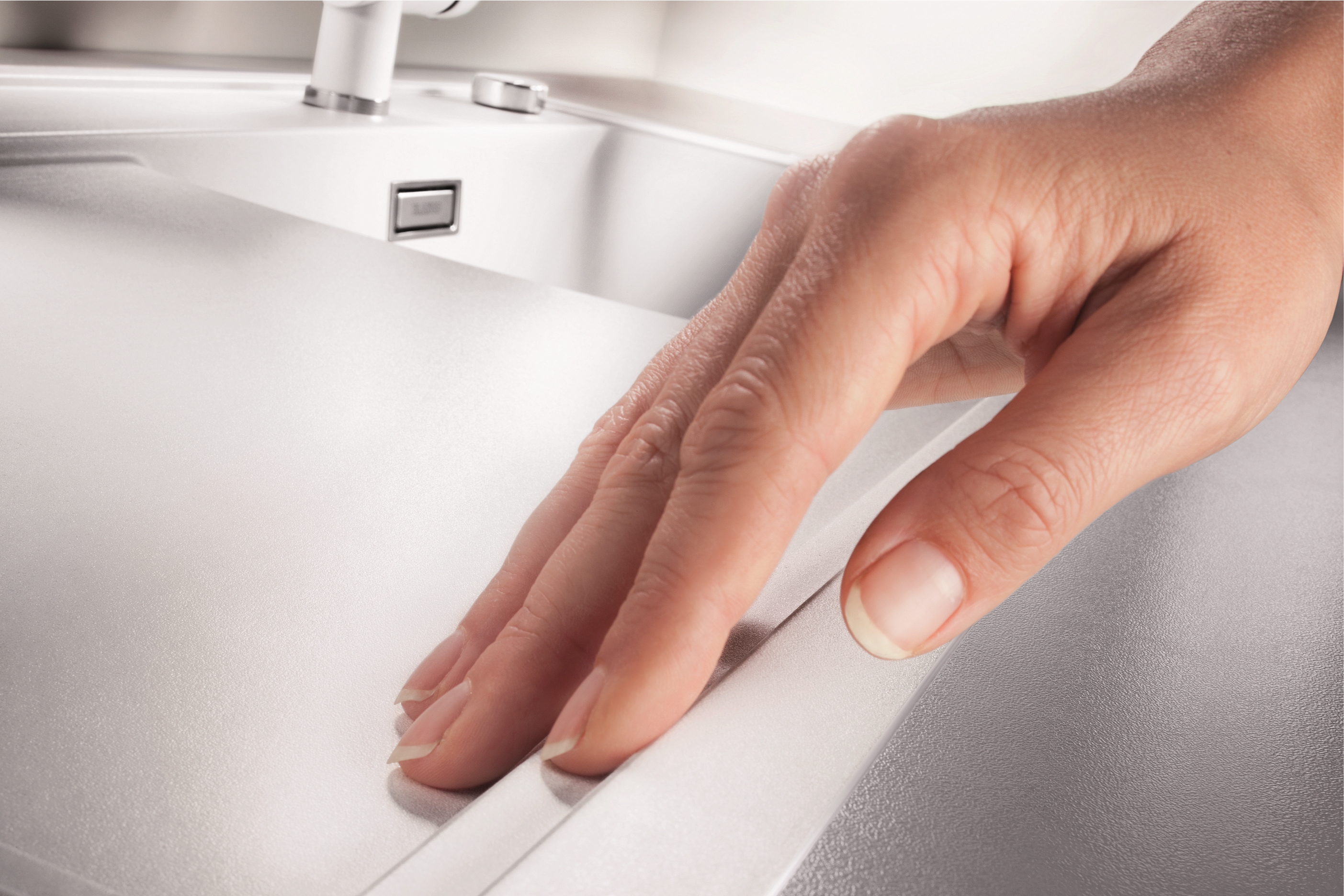 When you first run your hand over the drainer, you’ll feel its impressive quality.