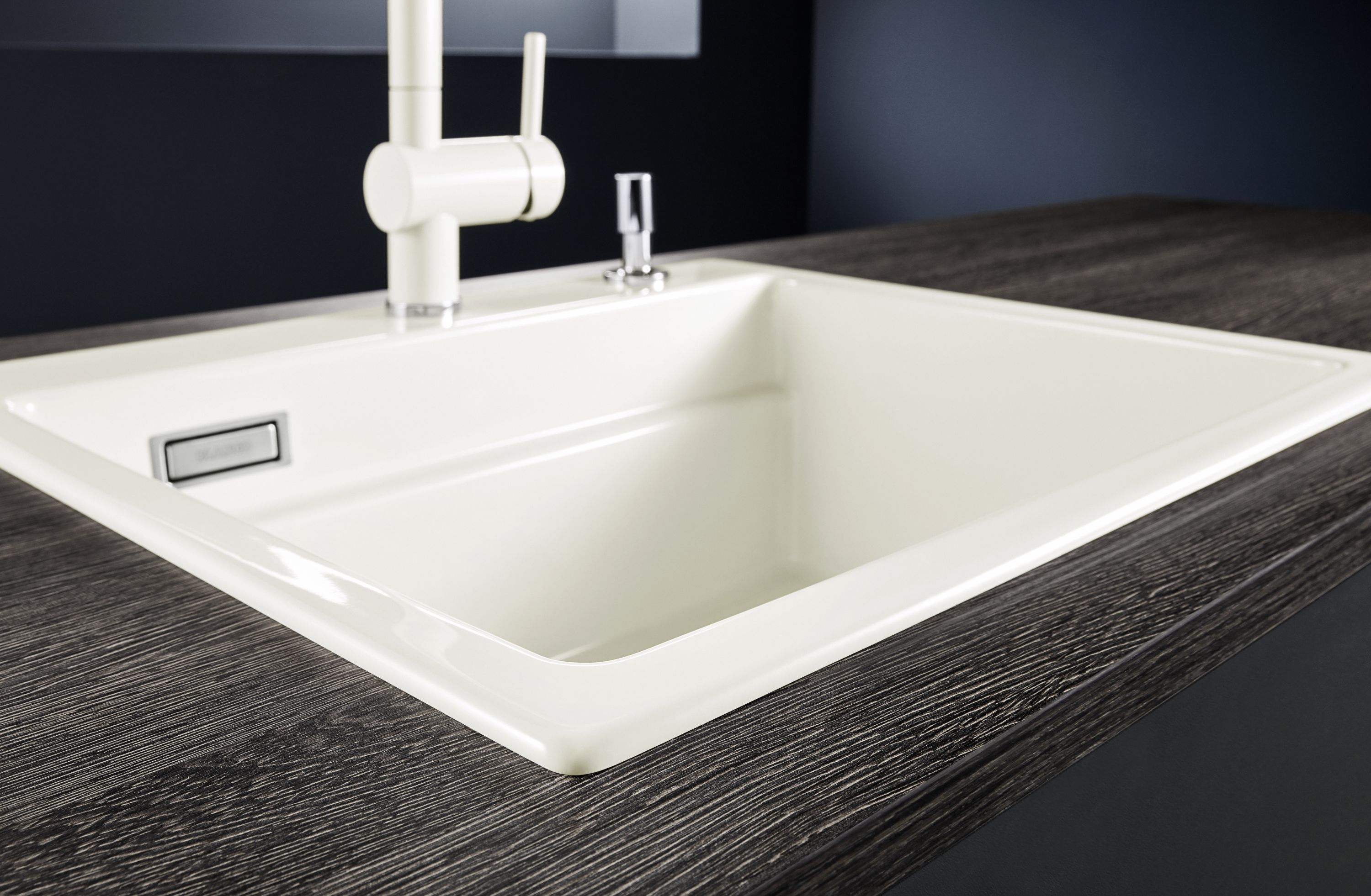 The perfect shine on sink and kitchen mixer tap