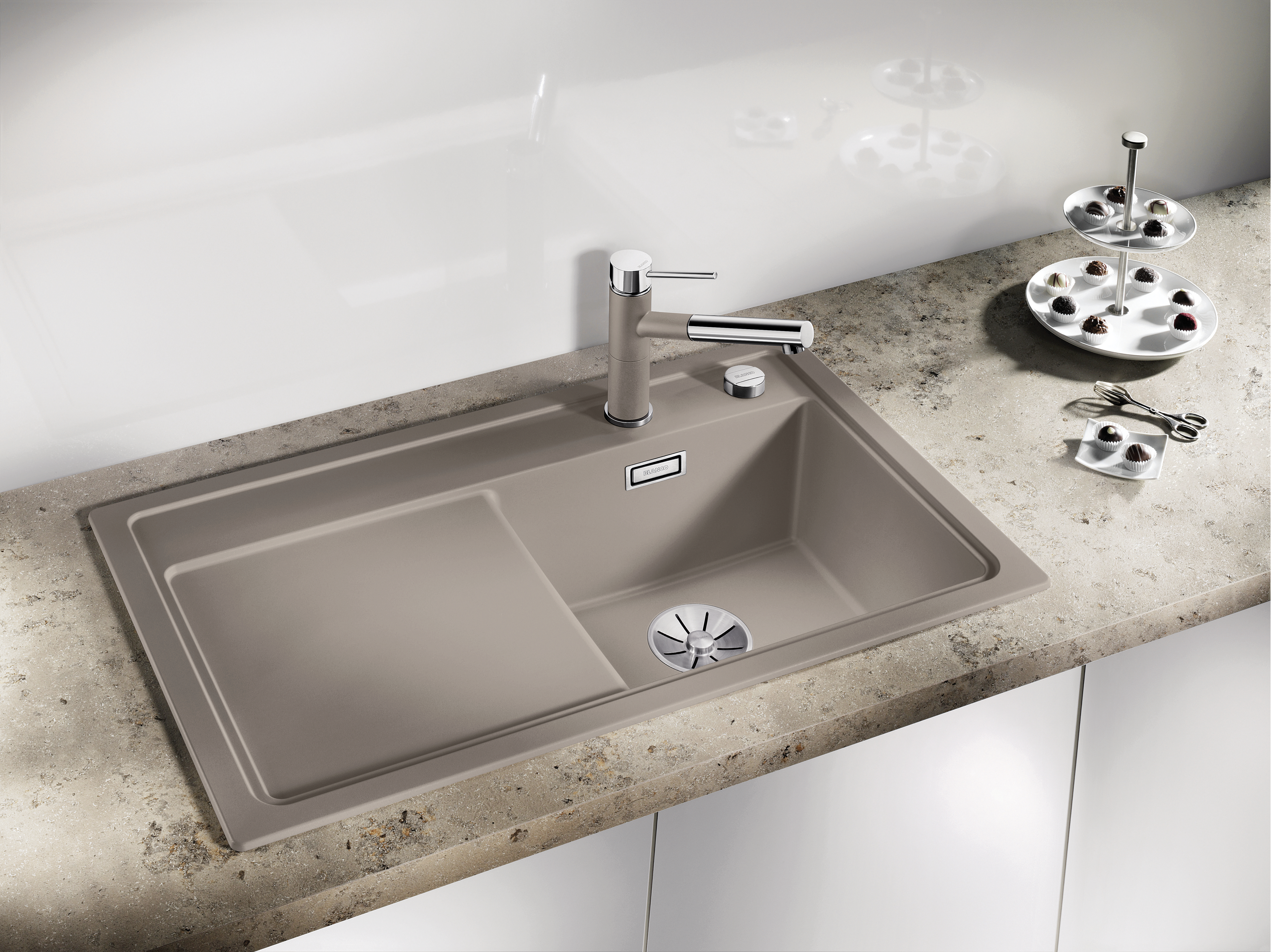 Silgranit also looks good in warm tones: the BLANCO ZENAR in the tartufo colour