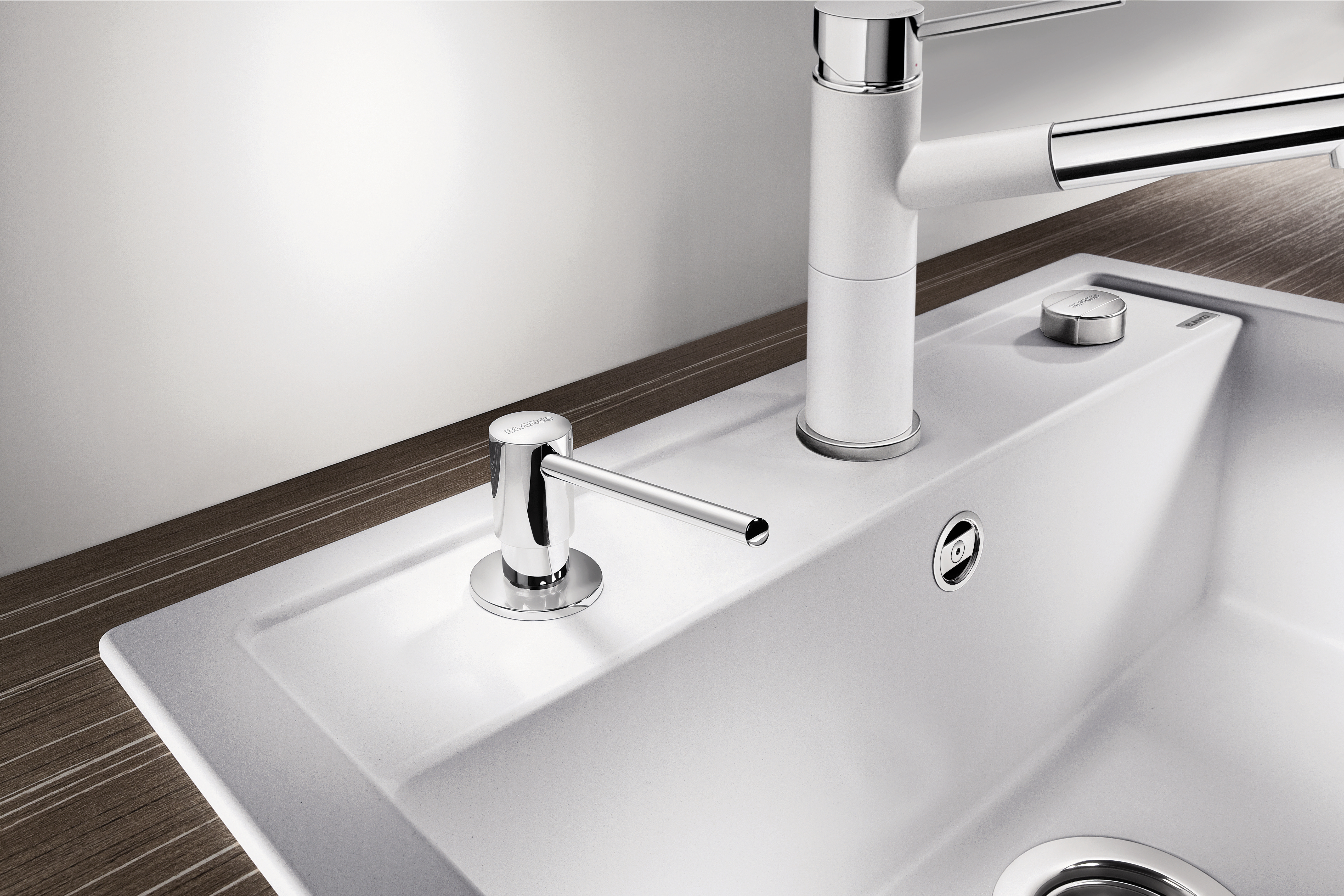 you can have your dishwashing detergent immediately to hand, thanks to the soap dispenser