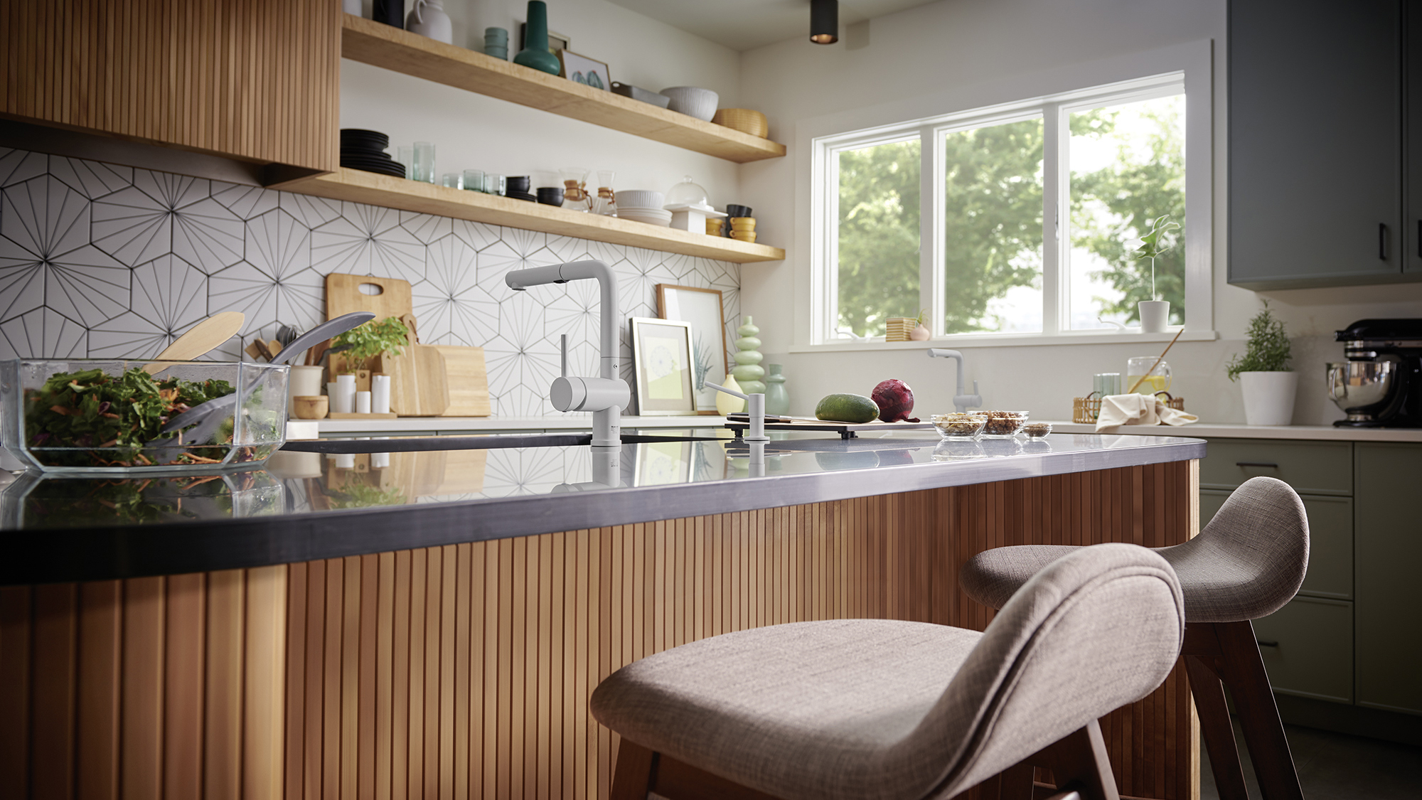 Kitchen colours in mid-century modern design are often bright and bold 
