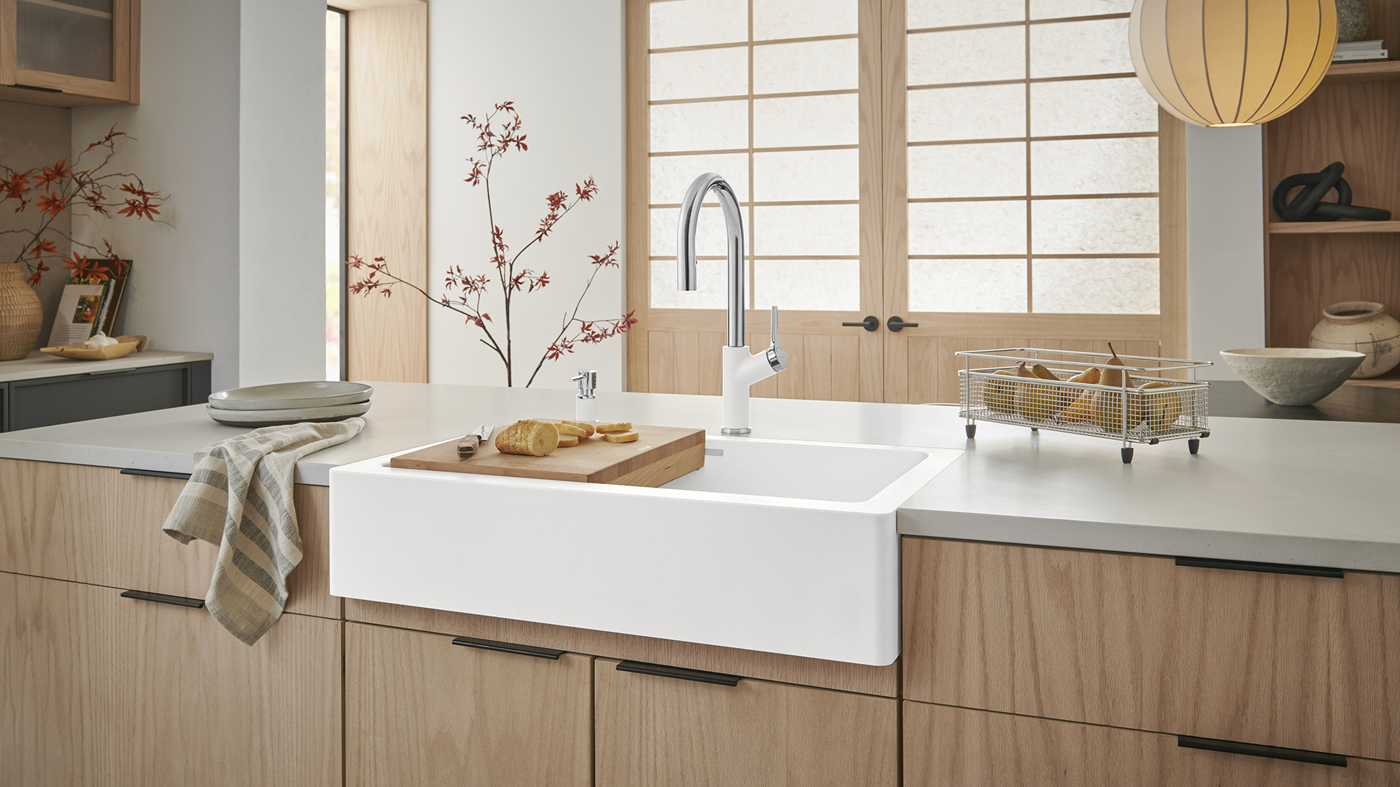 526541_402584_vintera_30-farmhouse_wh_526391_urbena_chwh_402307_lato_soapdispenser_chwh_235010_beech