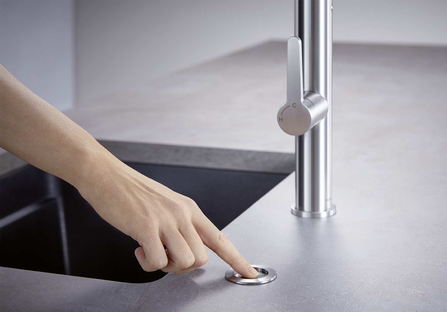 With BLANCO PushControl, you no longer need to open the outflow by hand.