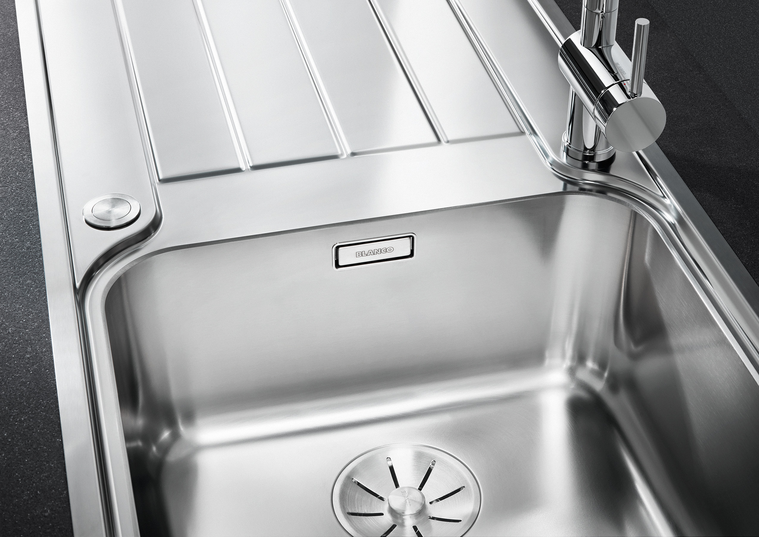 Equipped with the new InFino drain system, the concealed C-overflow and an elegant flat IF rim.