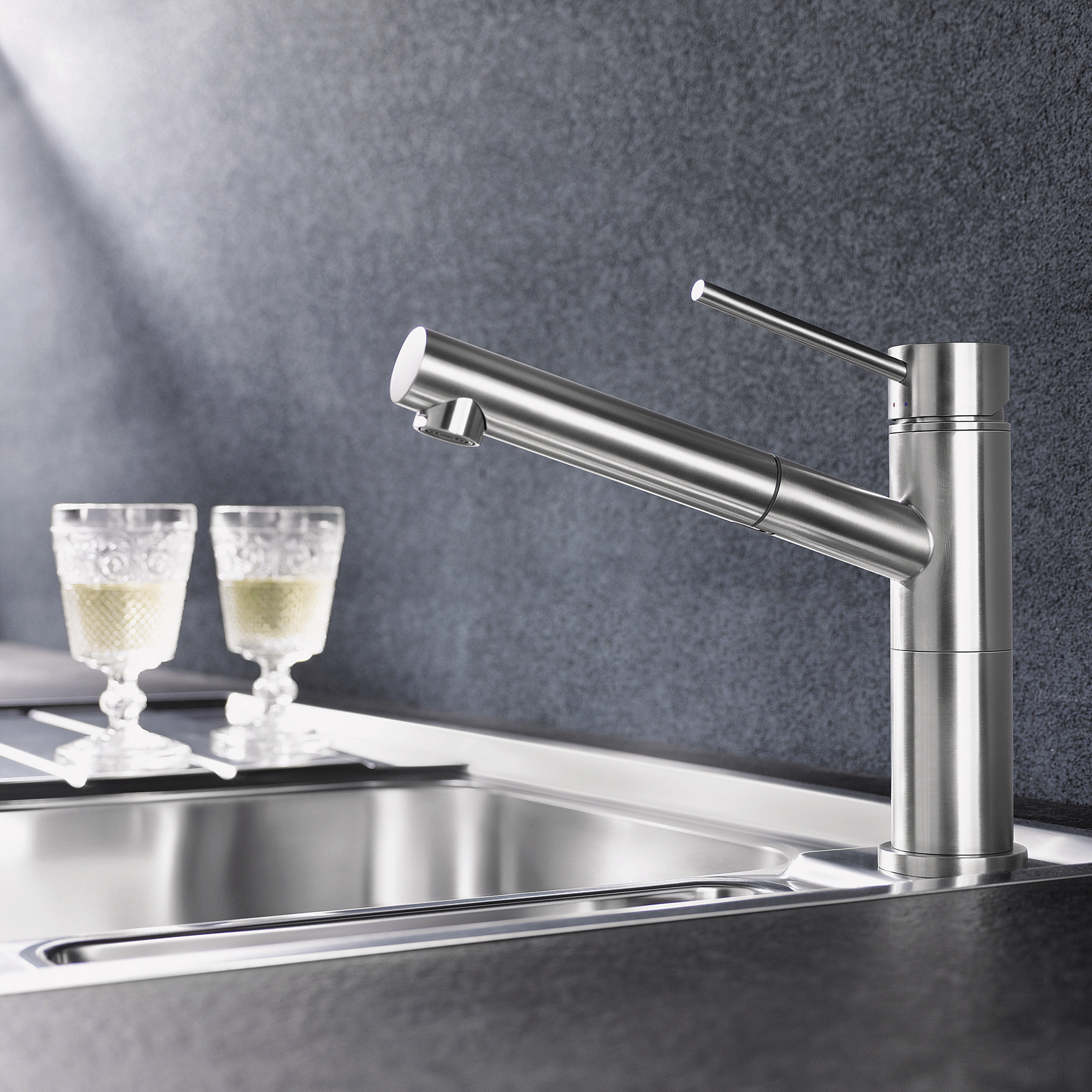 It comes in a large variety of versions, including a low-pressure mixer tap, a kitchen mixer tap with spray, in chrome or in colour.