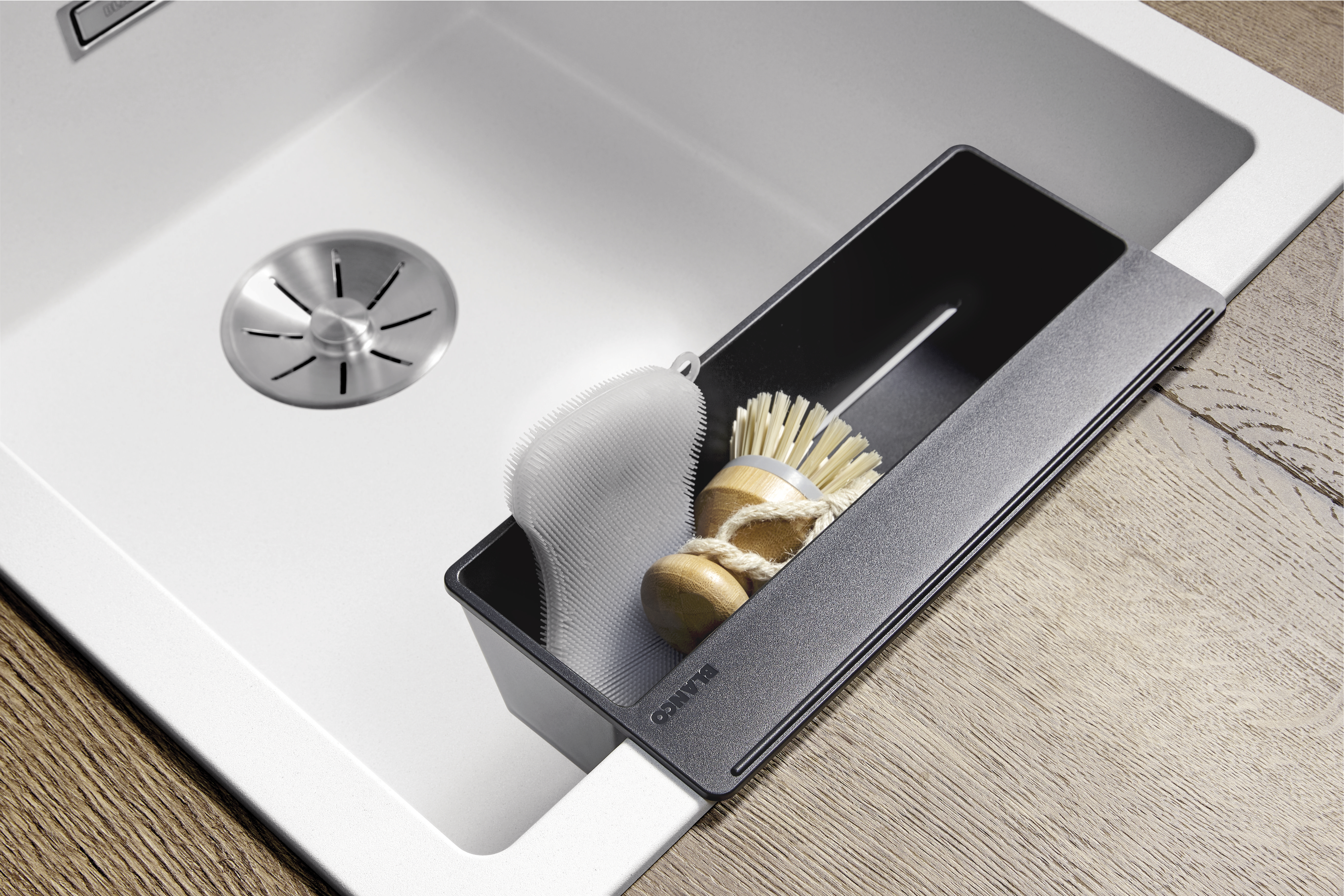 Space-saving storage for cleaning utensils at the sink