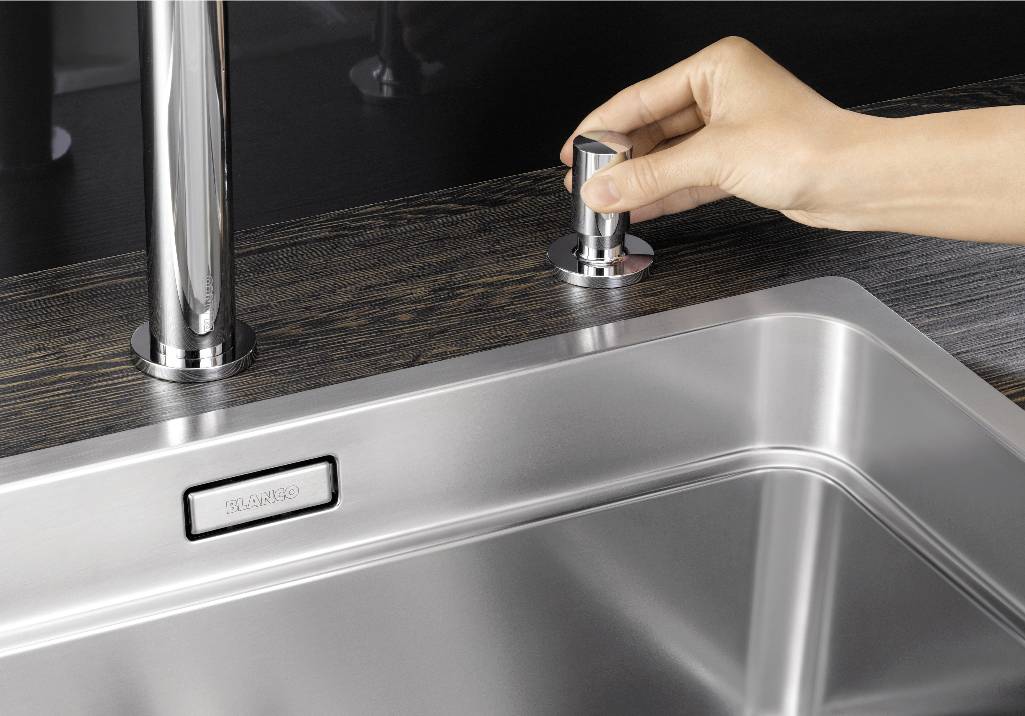 The remote control next to the flush valve opens the drain filter as if by magic.