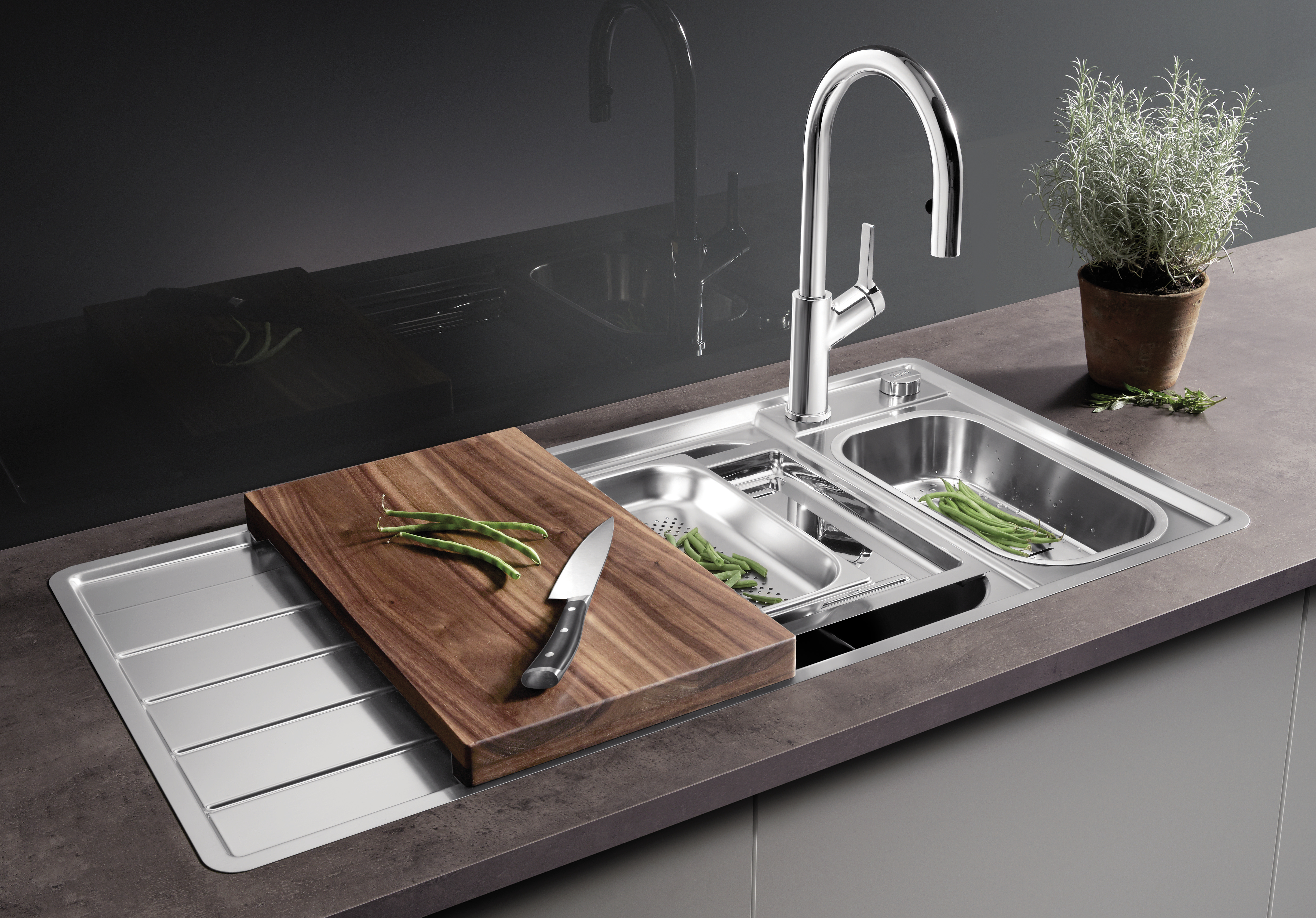 Use the corners to create storage space in the kitchen