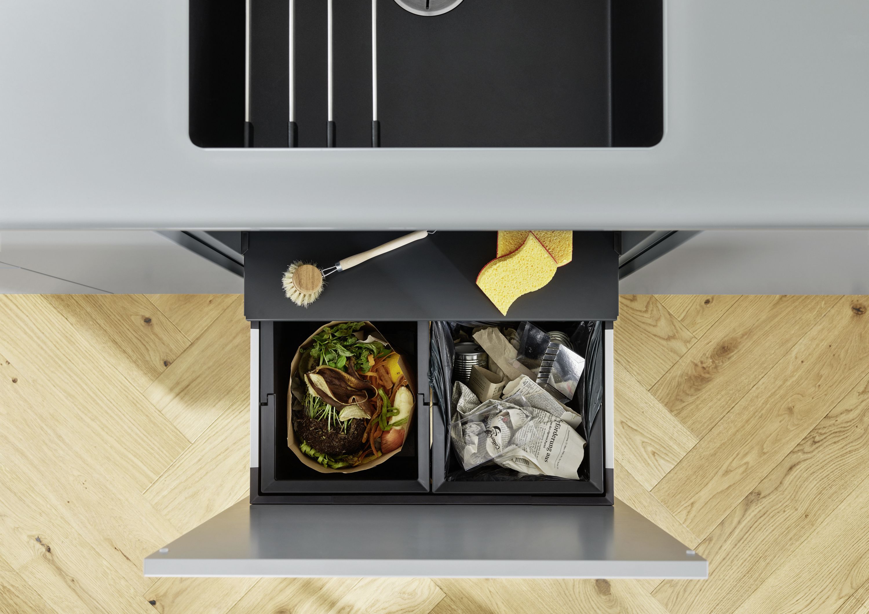 Clean waste separation in a flash