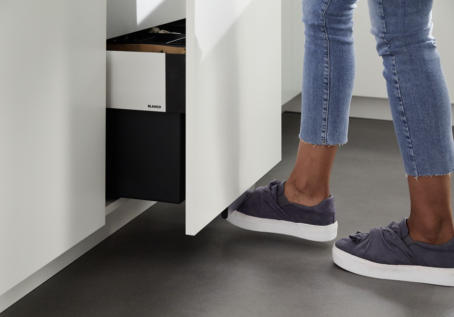 Thanks to the AutoMove function, you can also open your drawer with your foot.