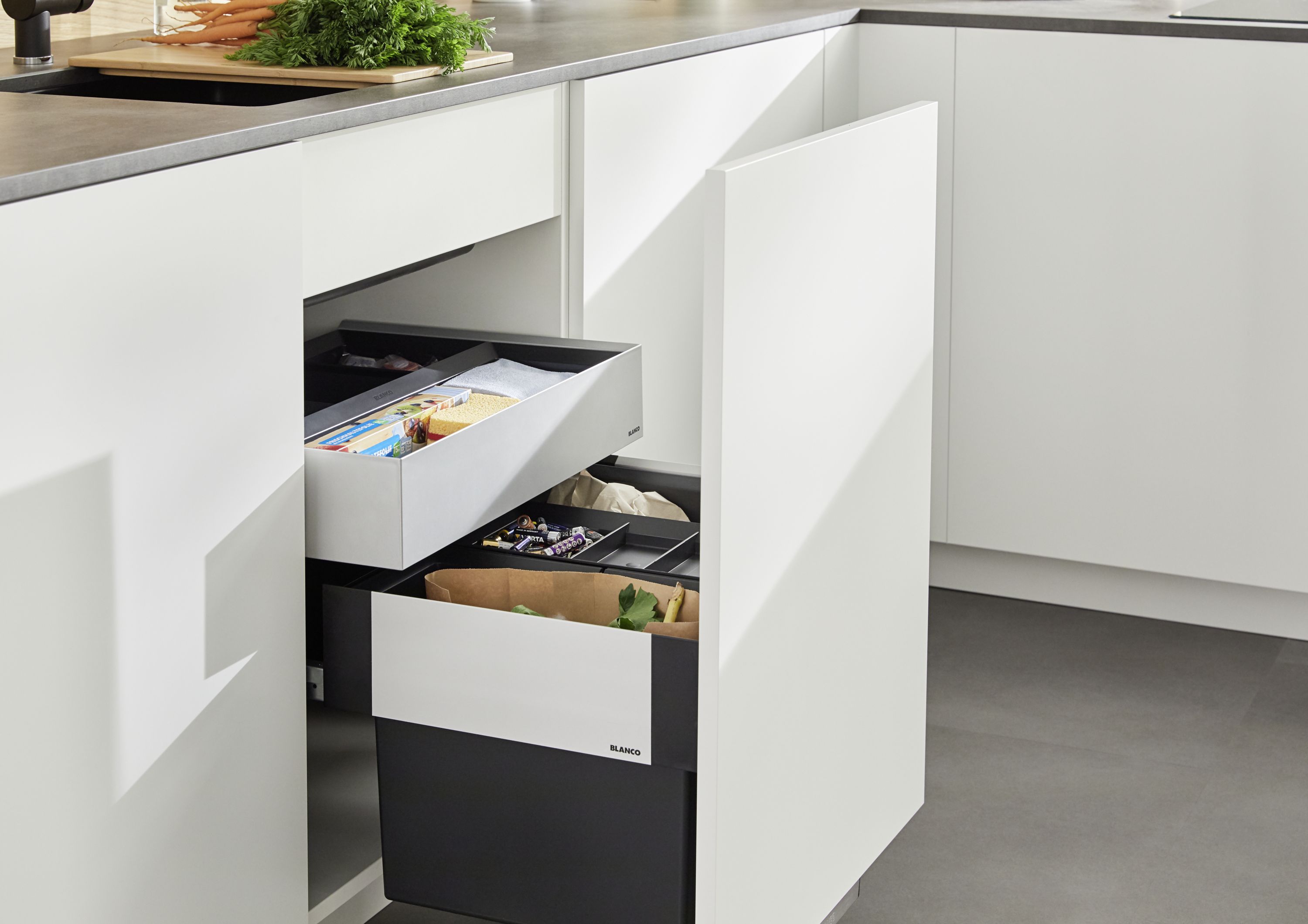 Short distances: BLANCO sinks combine a waste management system and extended worktops within a small