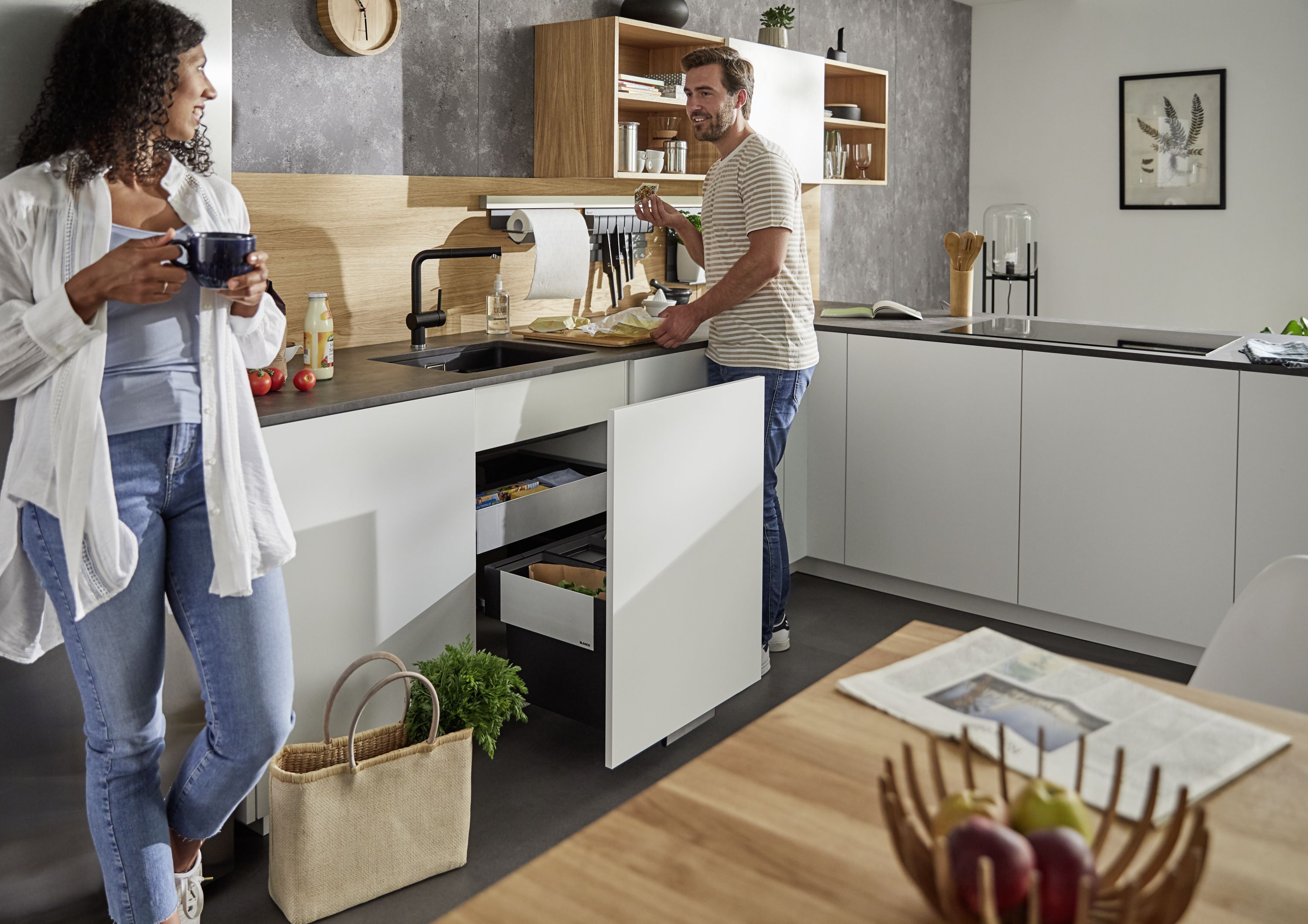 The extra level above the waste separation system provides space for sponges, brushes and other such