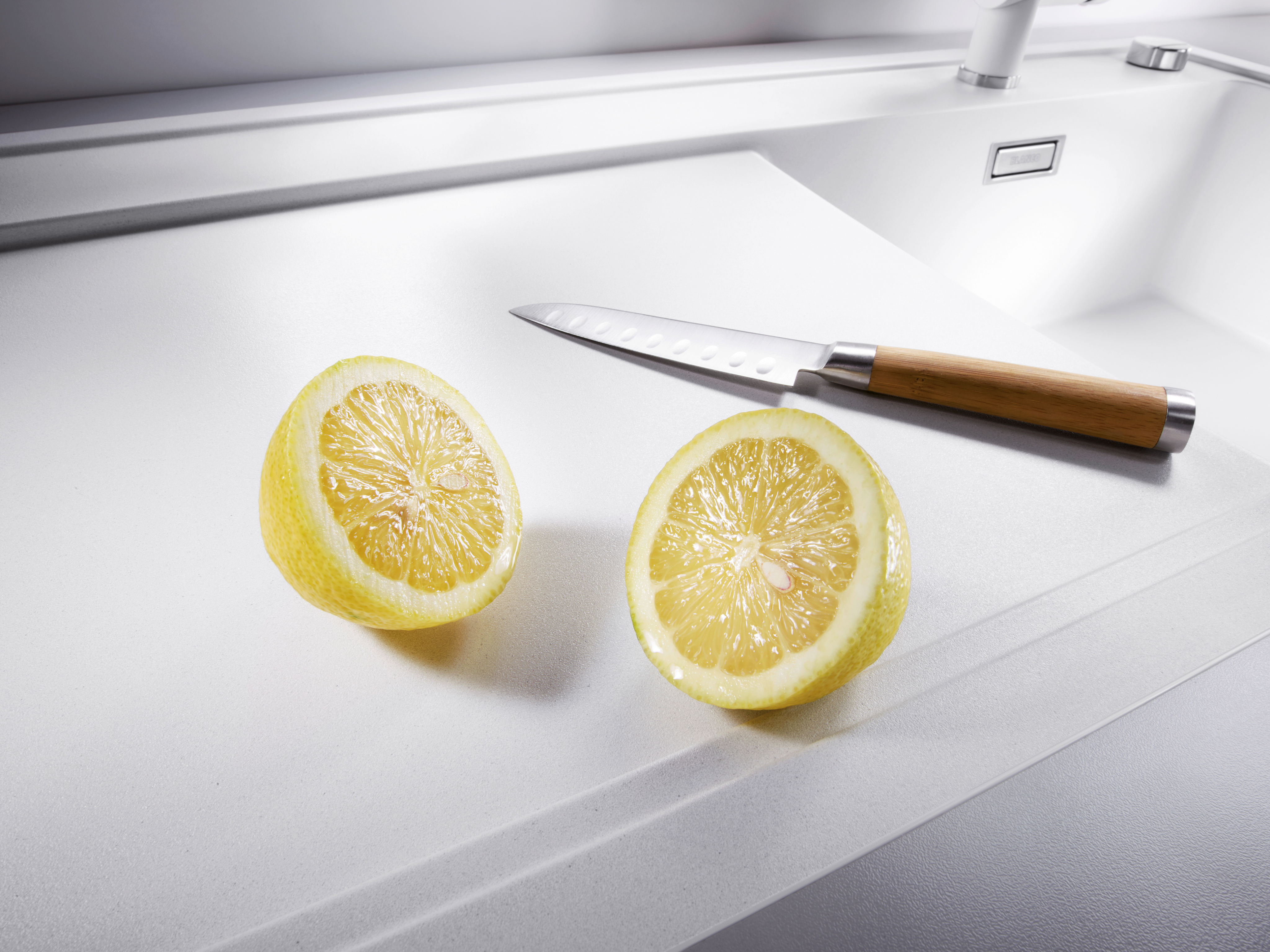 cutting Lemon