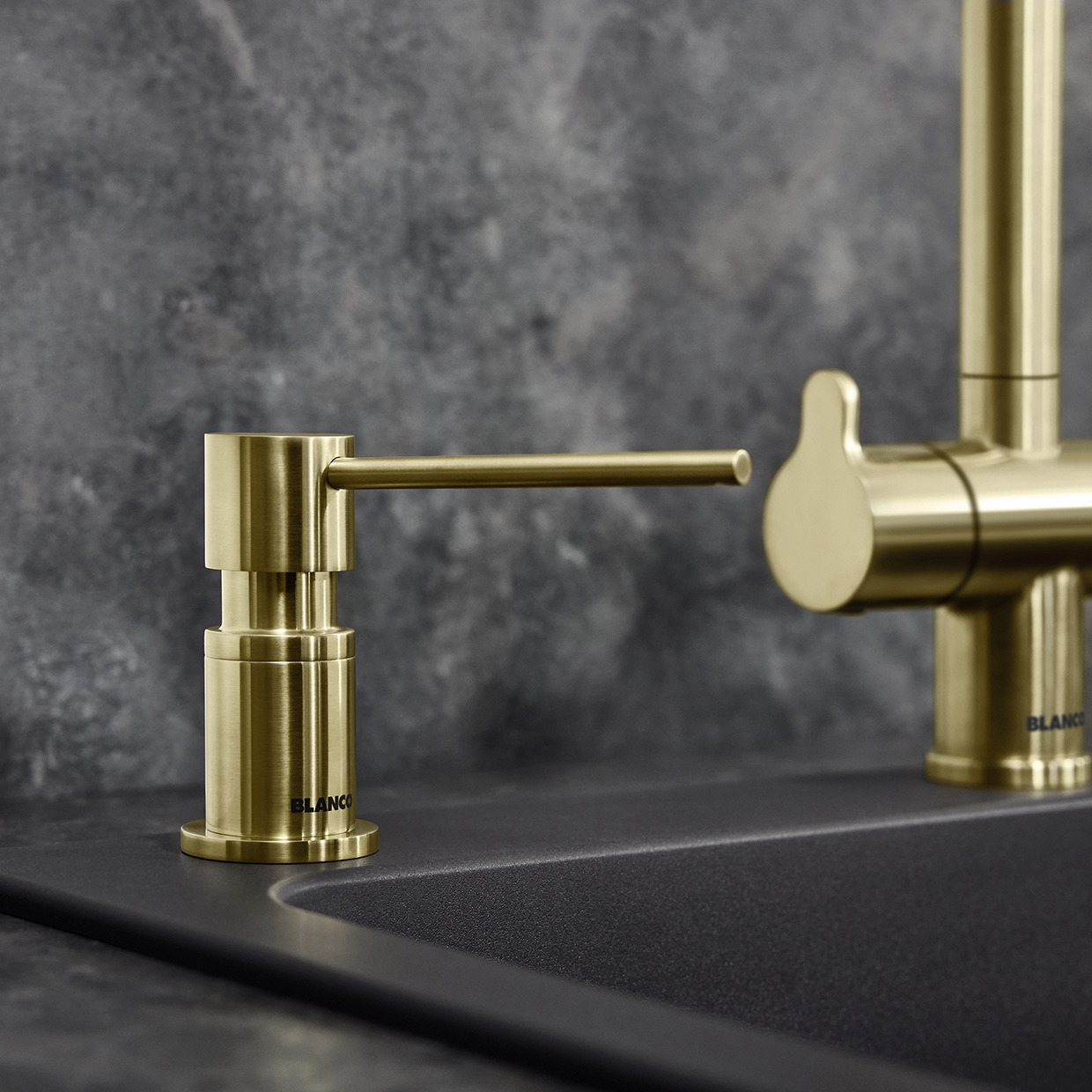 Дозатор LATO у кольорі Satin gold