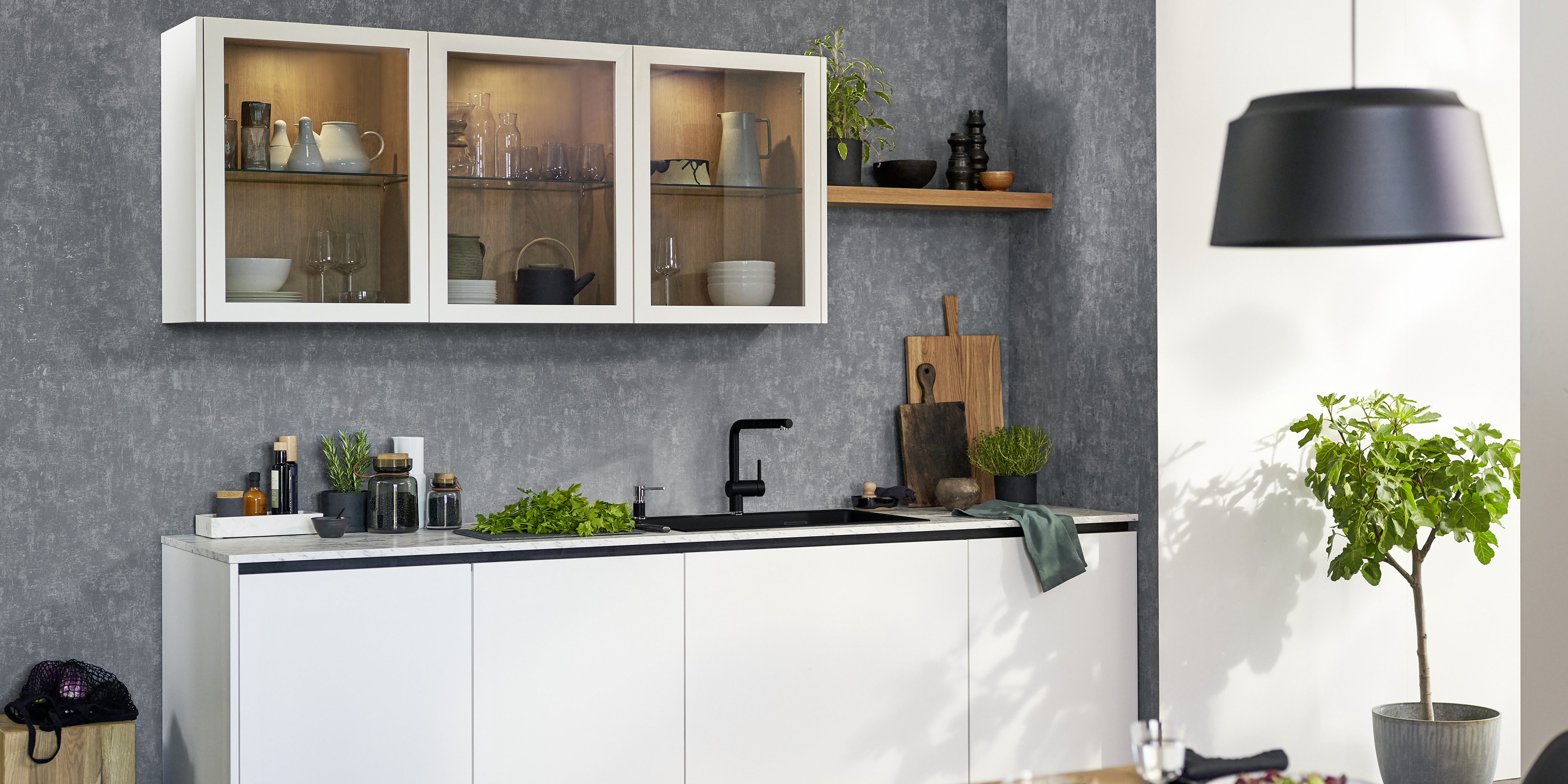 Um elegante lava-louça em Silgranit numa cozinha moderna