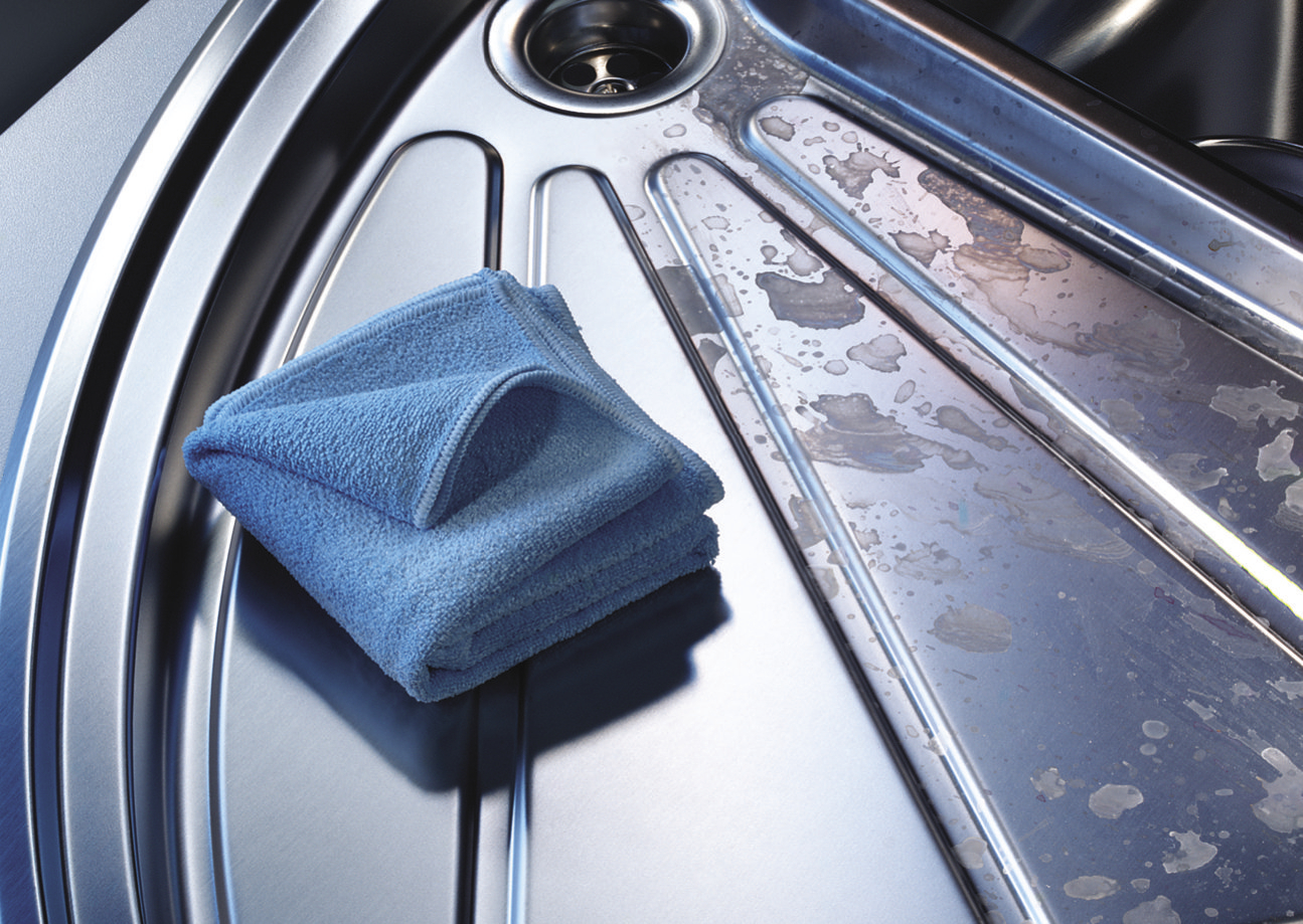 Chiffon en microfibre et BLANCO Polish sont les outils à utiliser pour nettoyer délicatement les surfaces en Inox.