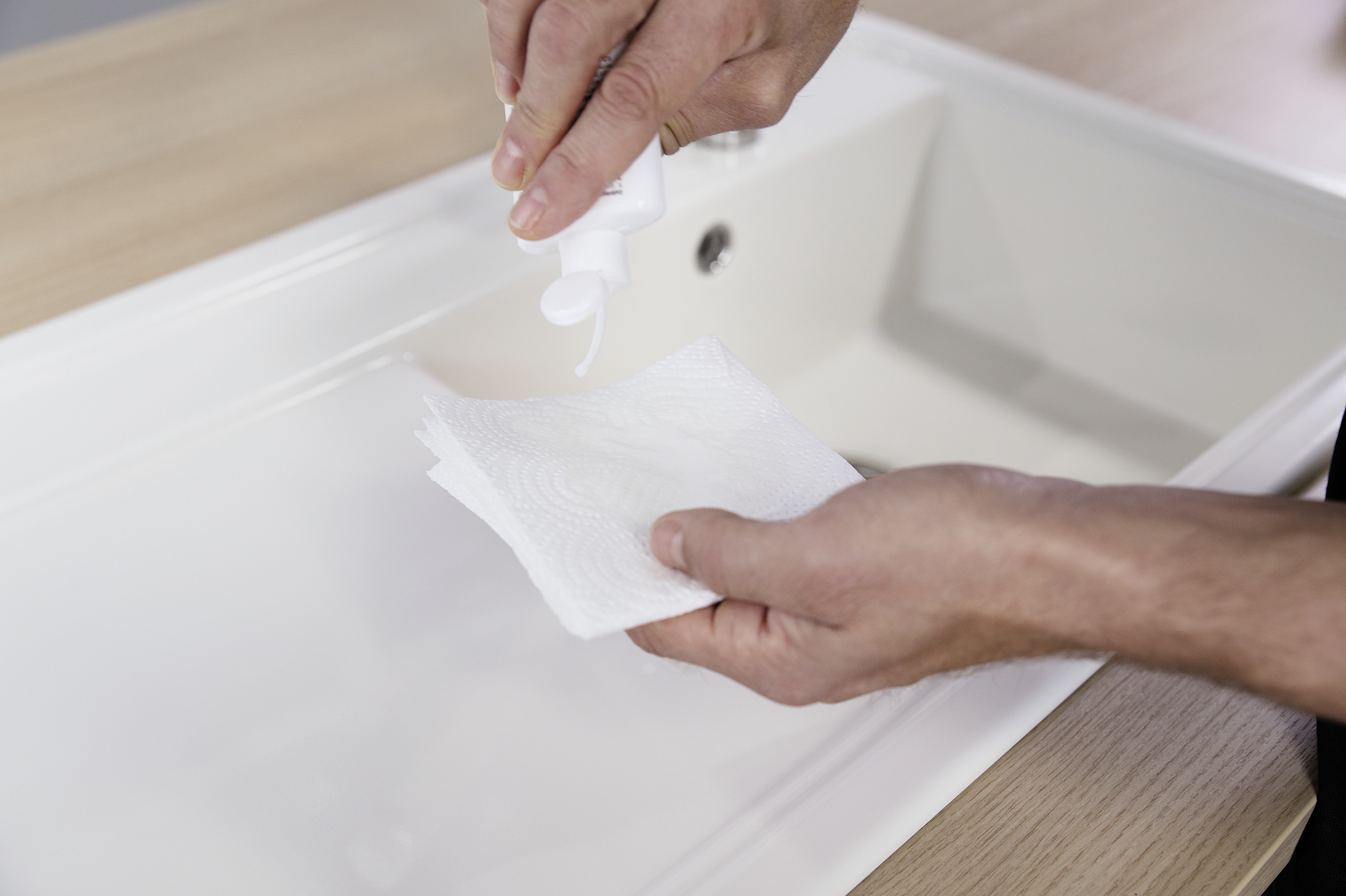 Secouez le liquide PuraPlus et mettez un peu de ce liquide de nettoyage sur du papier essuie-tout.