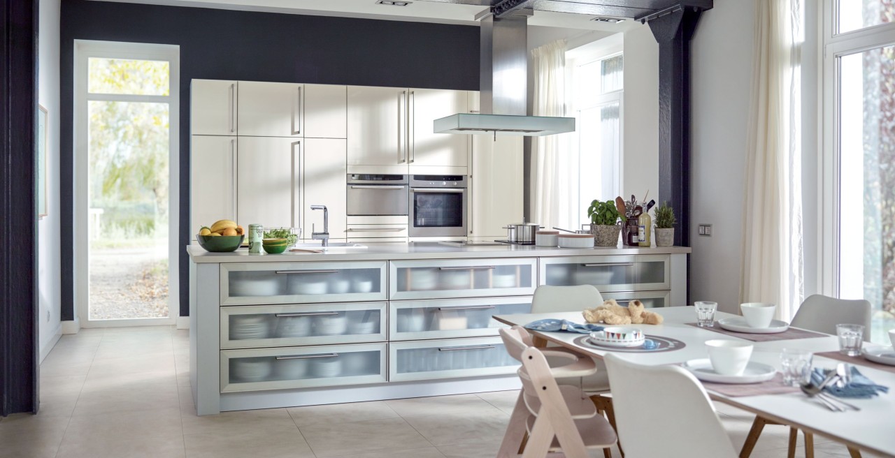 Souhaitez-vous plus d’espace de rangement ? Les îlots de cuisine sont parfaits pour y ranger des assiettes, des casseroles et des poêles.