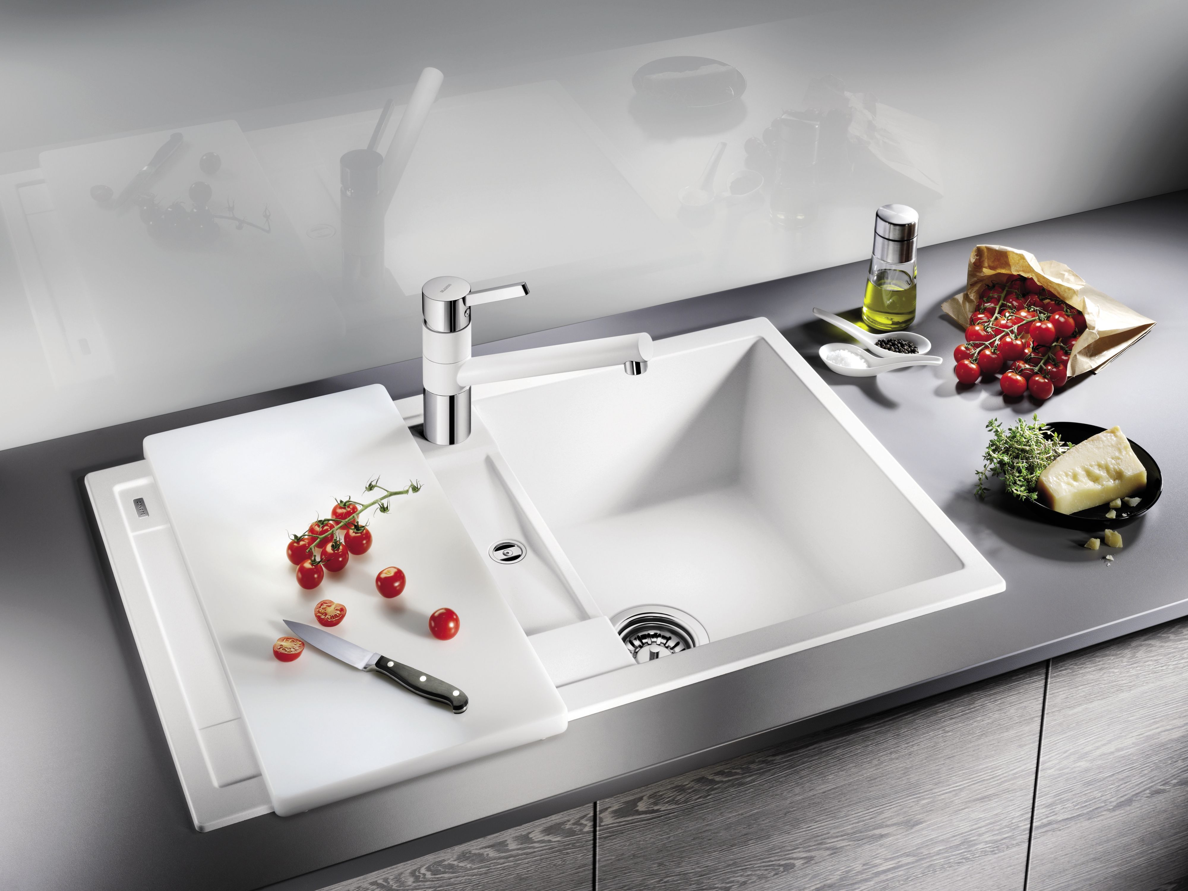 Les planches à découper agrandissent votre surface de travail et vous offrent de l’espace pour la préparation des aliments avant la cuisson.