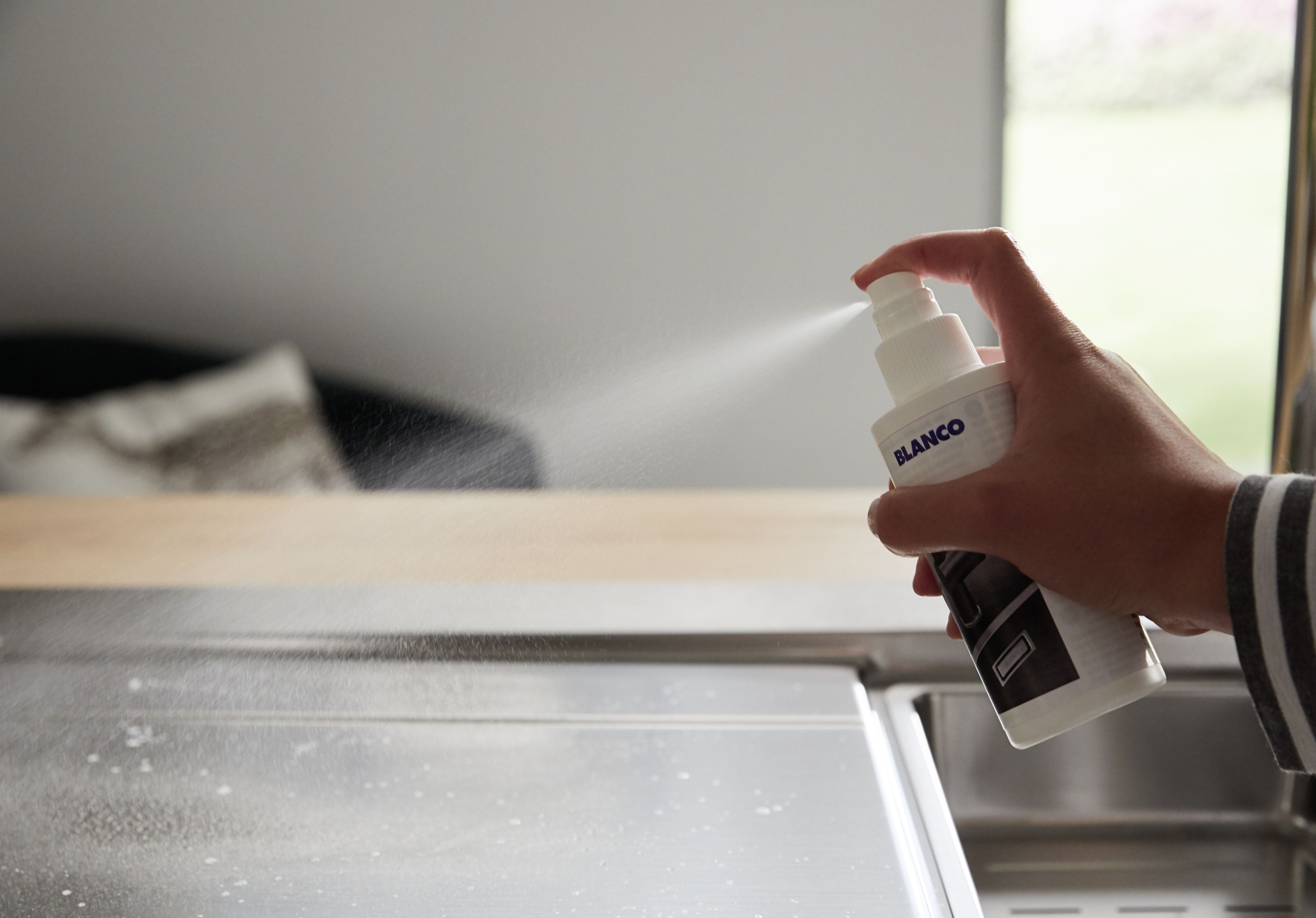 Chậu rửa thép không gỉ BLANCO được phủ BLANCO DailyClean+ chuyên dụng để loại bỏ cặn vôi. 