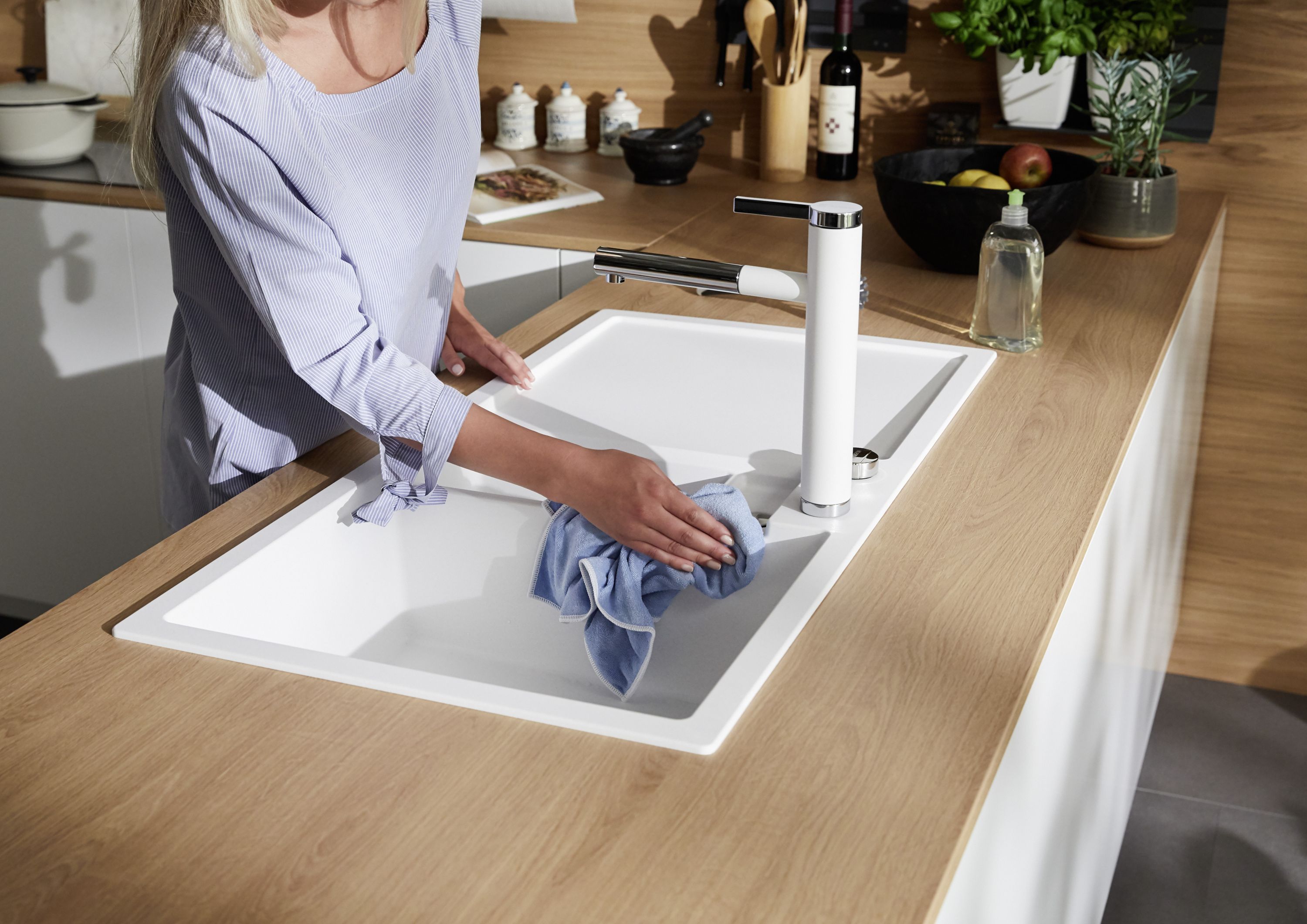 Làm sạch chậu rửa silgranit màu trắng