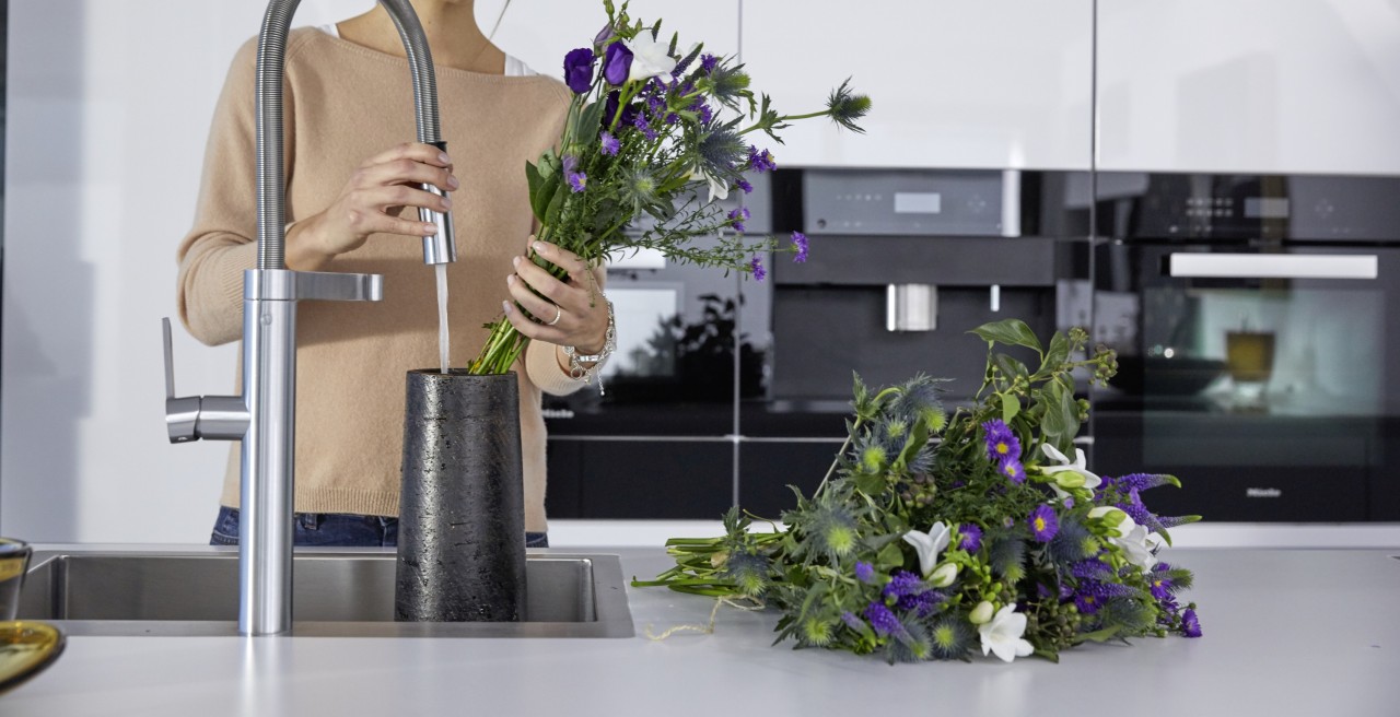 Bài trí và chăm sóc hoa - dễ dàng thực hiện với vòi nóng lạnh cho bếp BLANCO