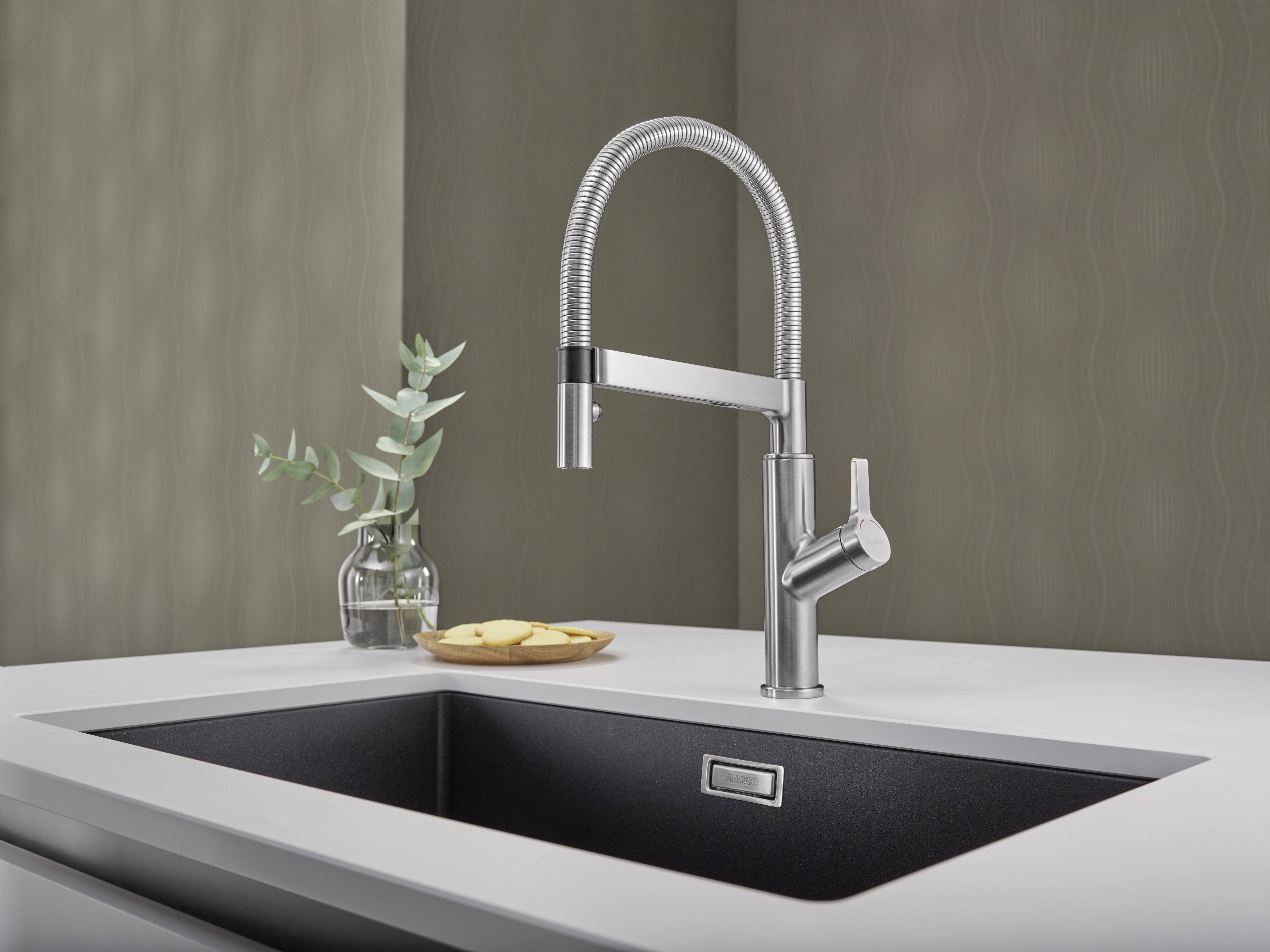 Introduce un diseño semiprofesional e tu cocina y un manejo muy sencillo con BLANCO SOLENTA-S.