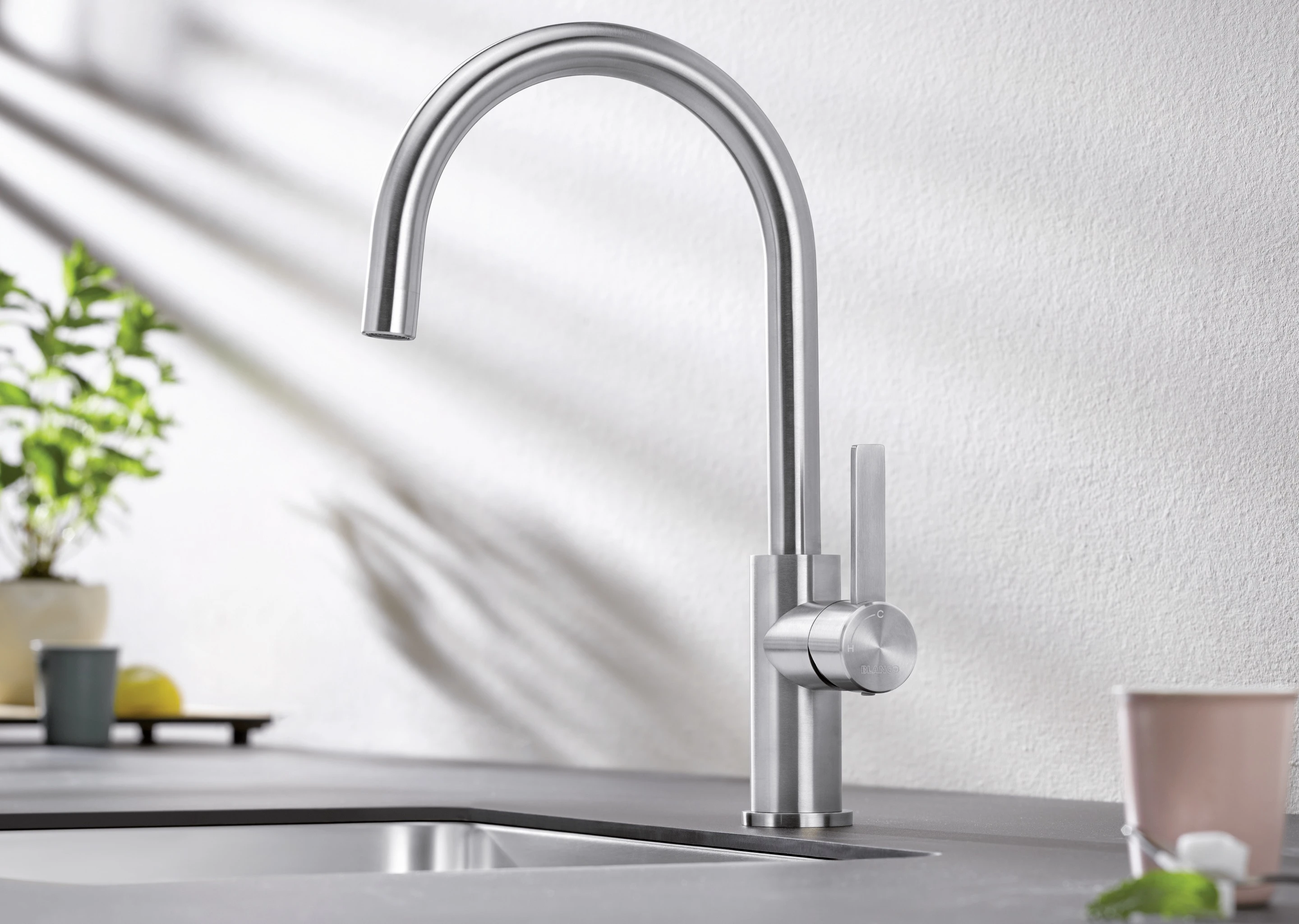 Introduce un diseño semiprofesional e tu cocina y un manejo muy sencillo con BLANCO SOLENTA-S.