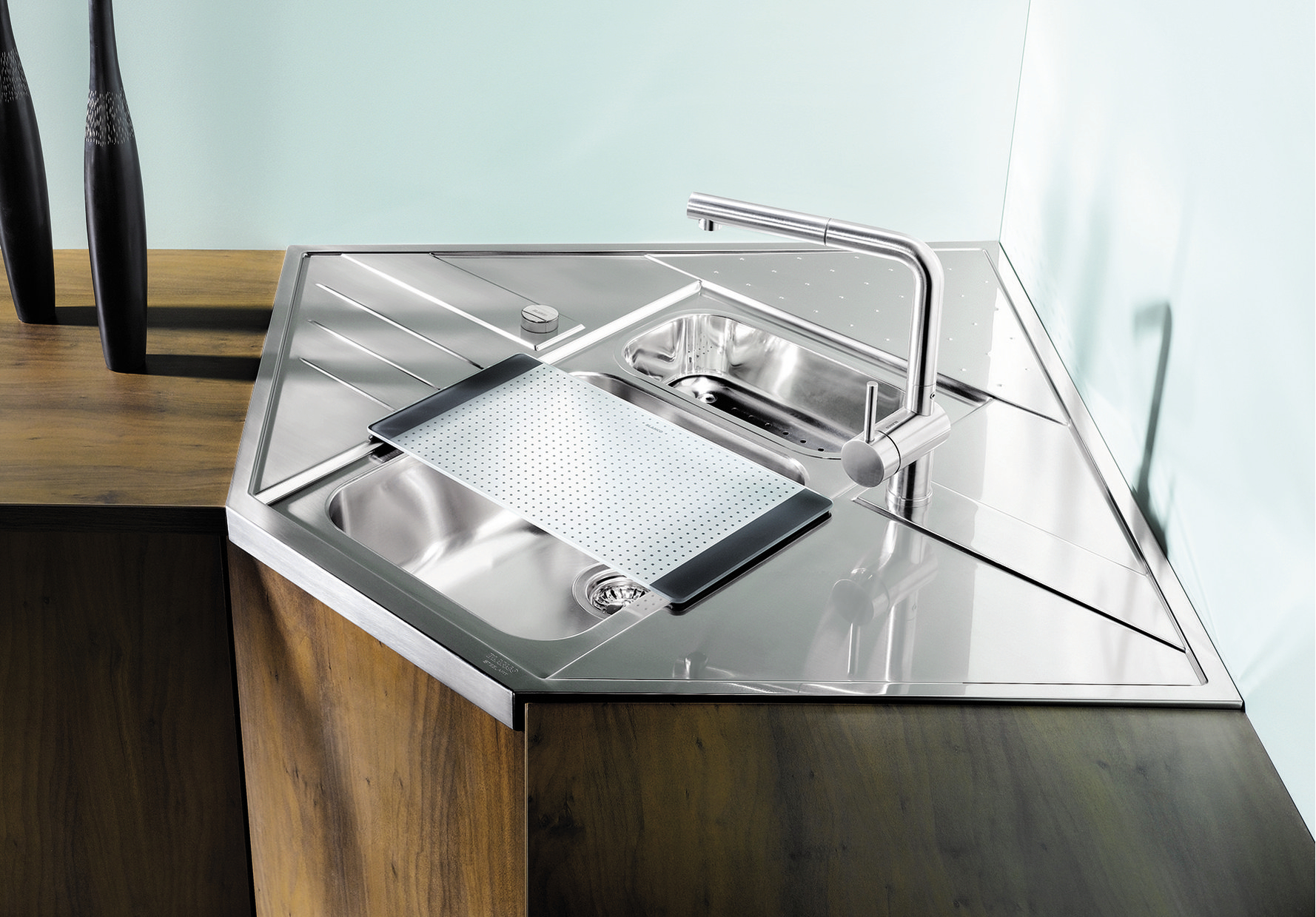 The AXIS from BLANCO allows you to make the most of the whole corner space with your sink.