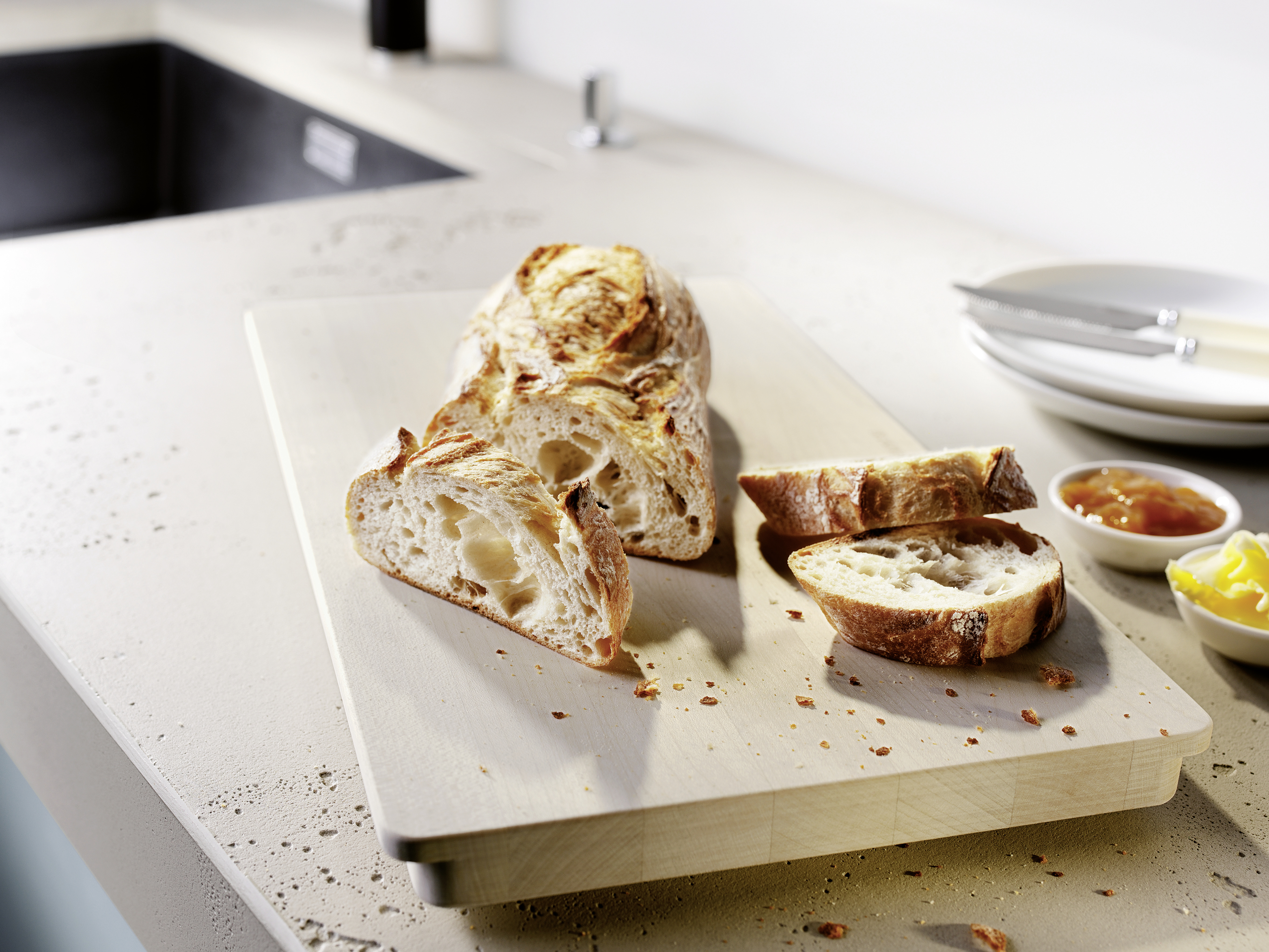 freshly cut bread on a cuttingboard