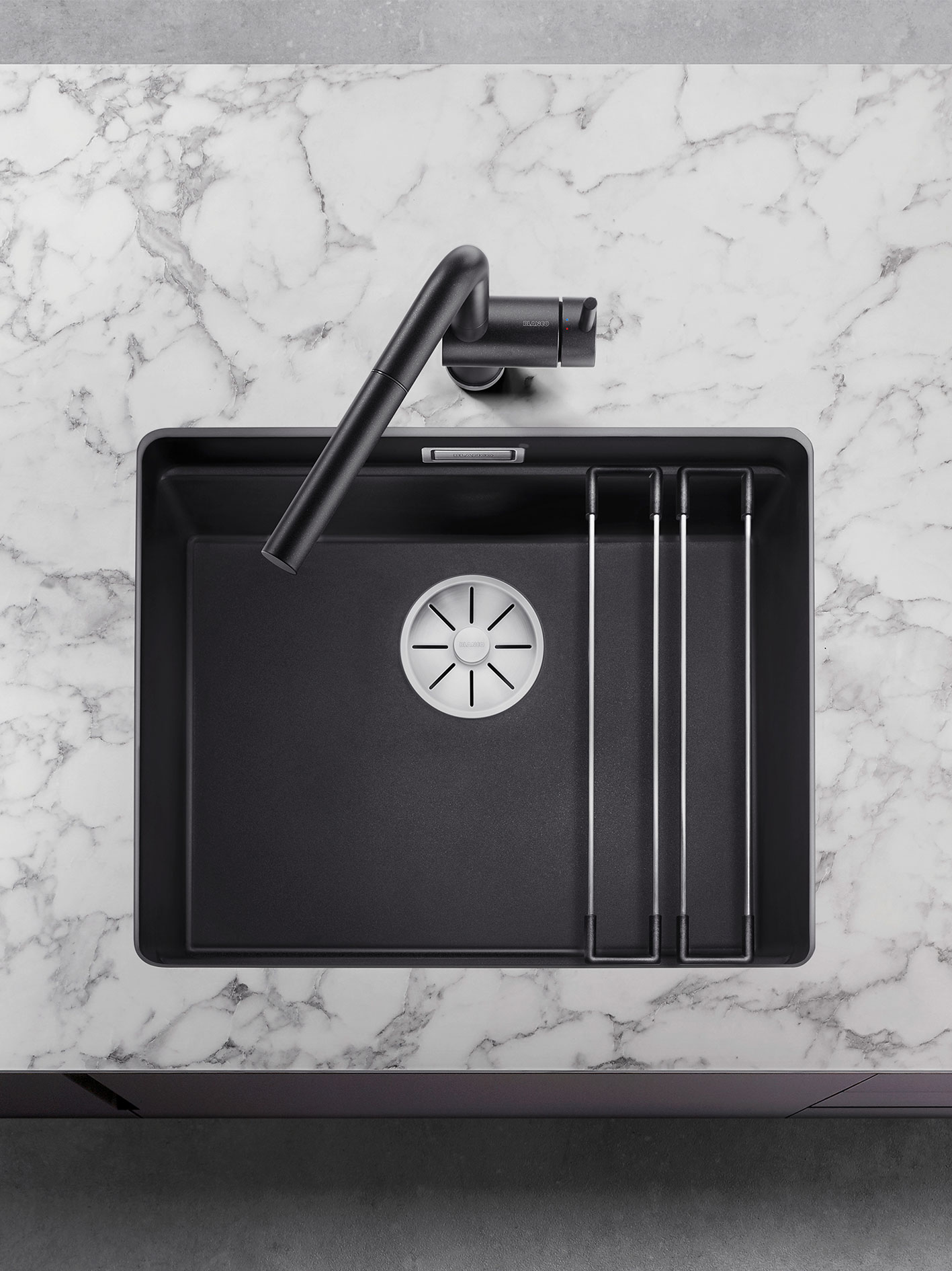 The Etagon sink in black with TOP Schienen