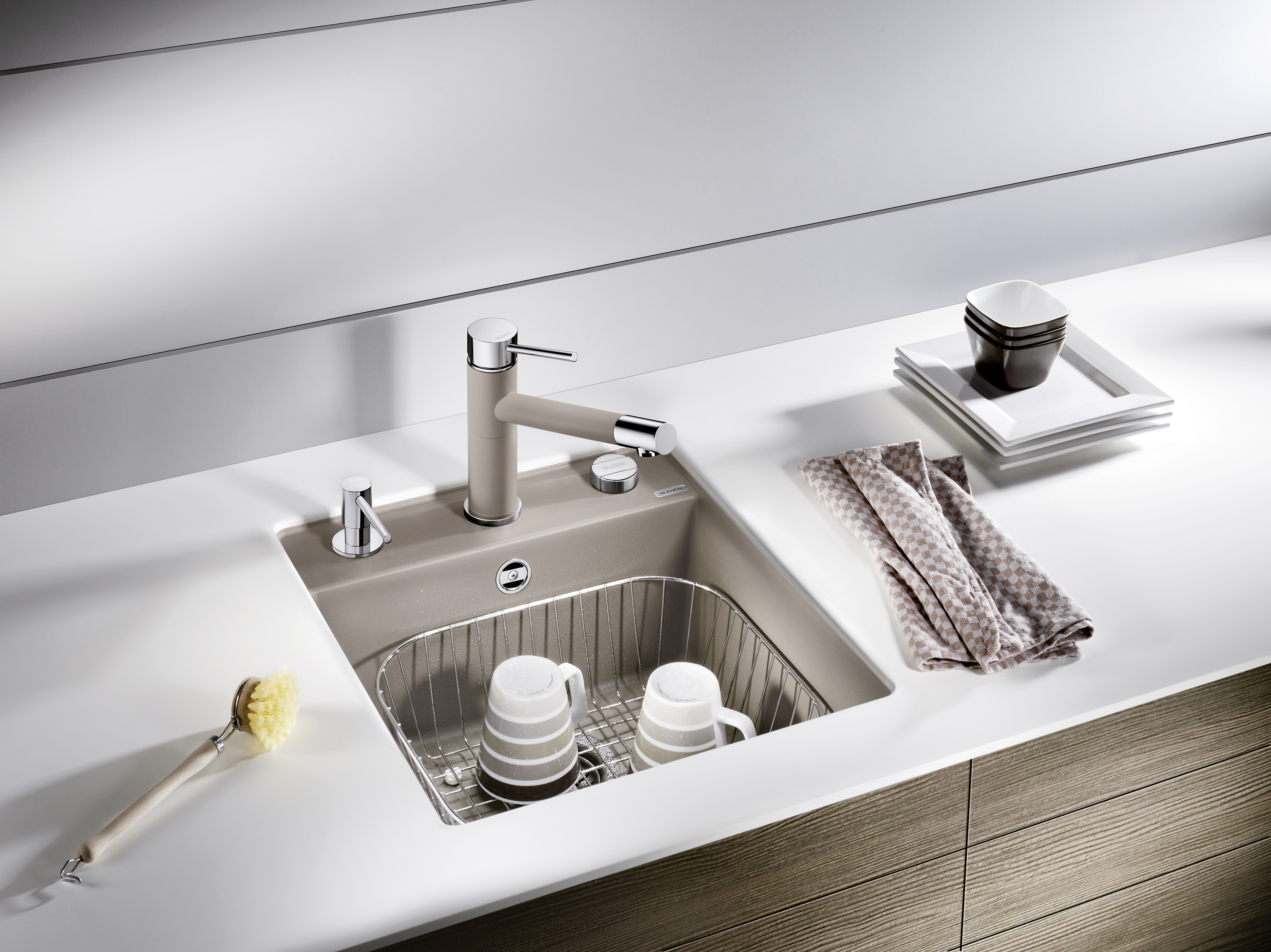 you can have your dishwashing detergent immediately to hand, thanks to the soap dispenser