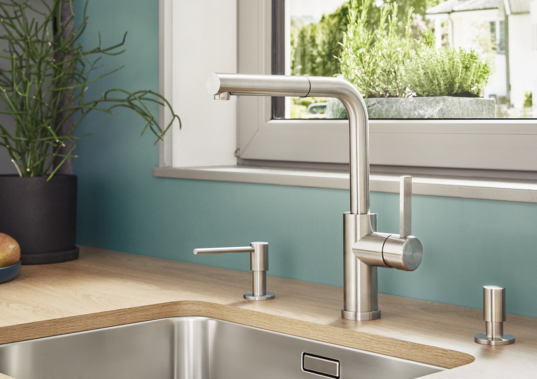 The soap dispenser can be integrated directly into the tap ledge during installation.