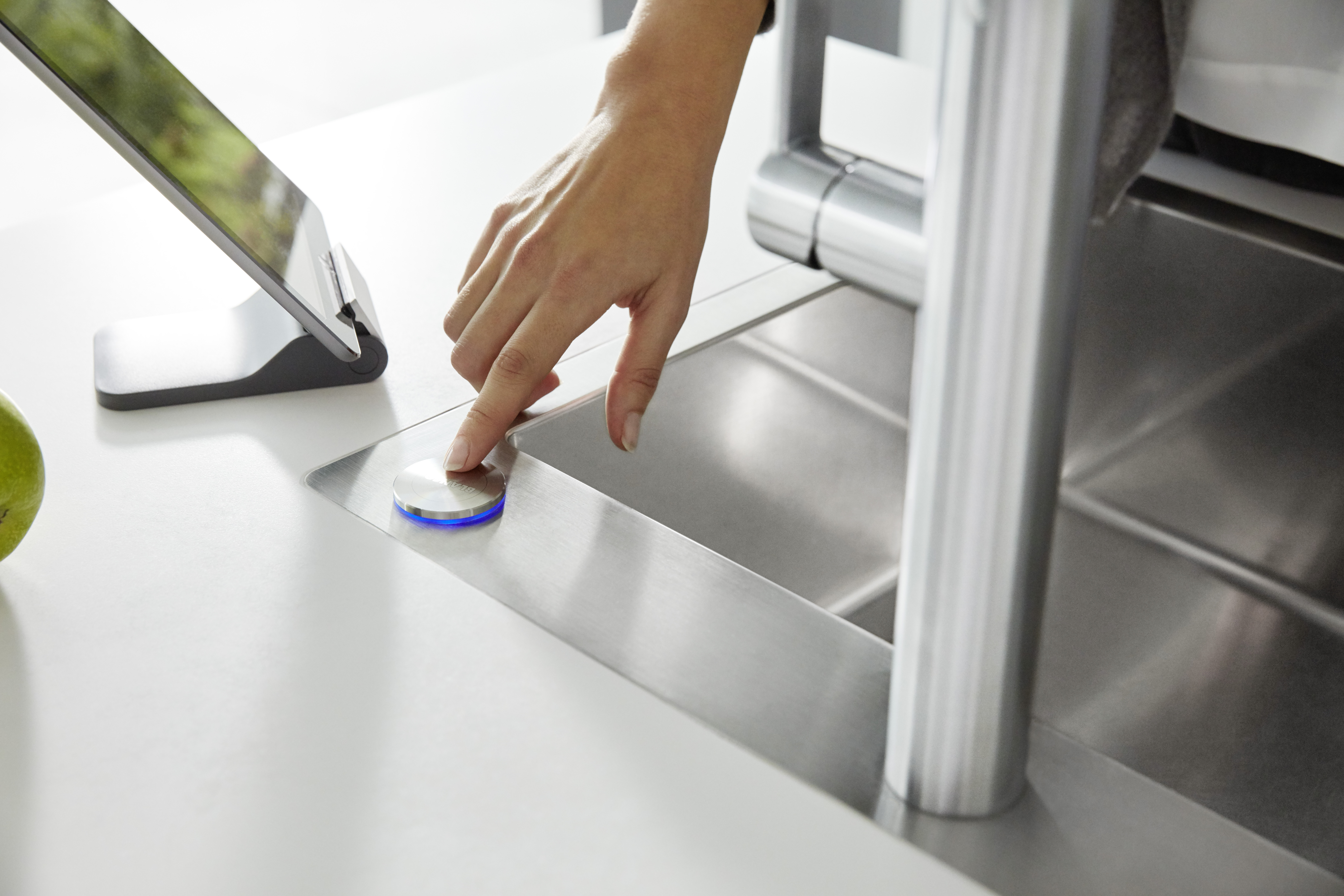 With BLANCO SensorControl Blue, you no longer need to open the outflow by hand.