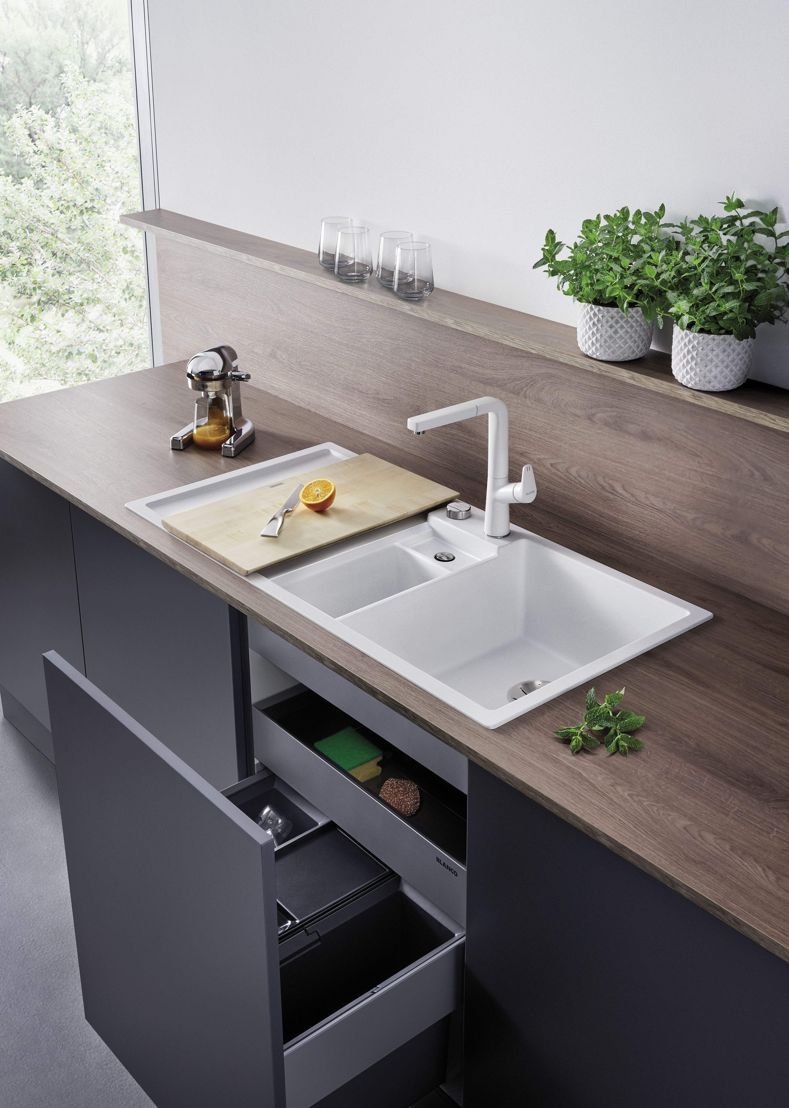 Short distances: BLANCO sinks combine a waste management system and extended worktops within a small space.