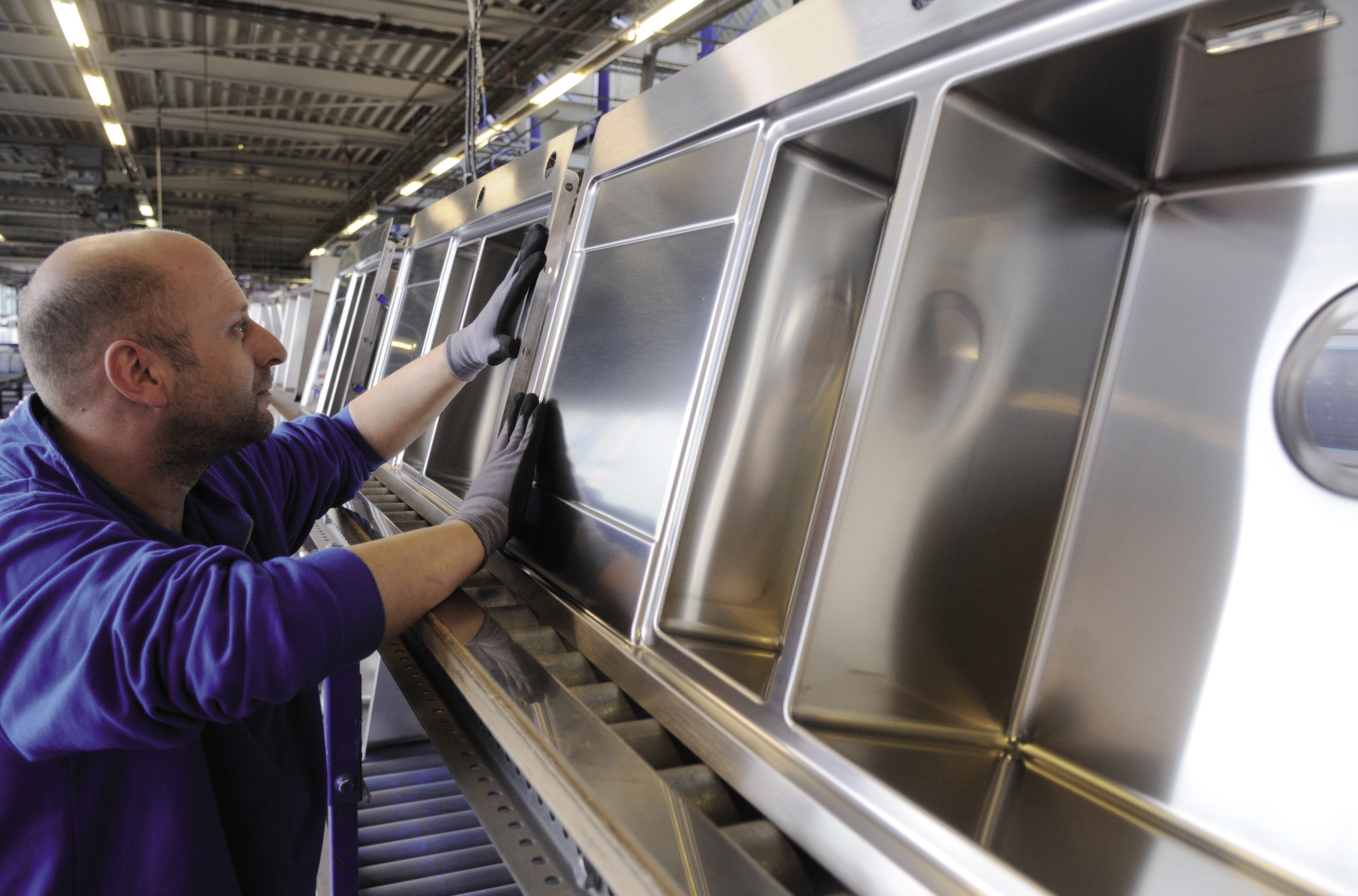 Roestvrijstalen spoeltafels op de productielijn