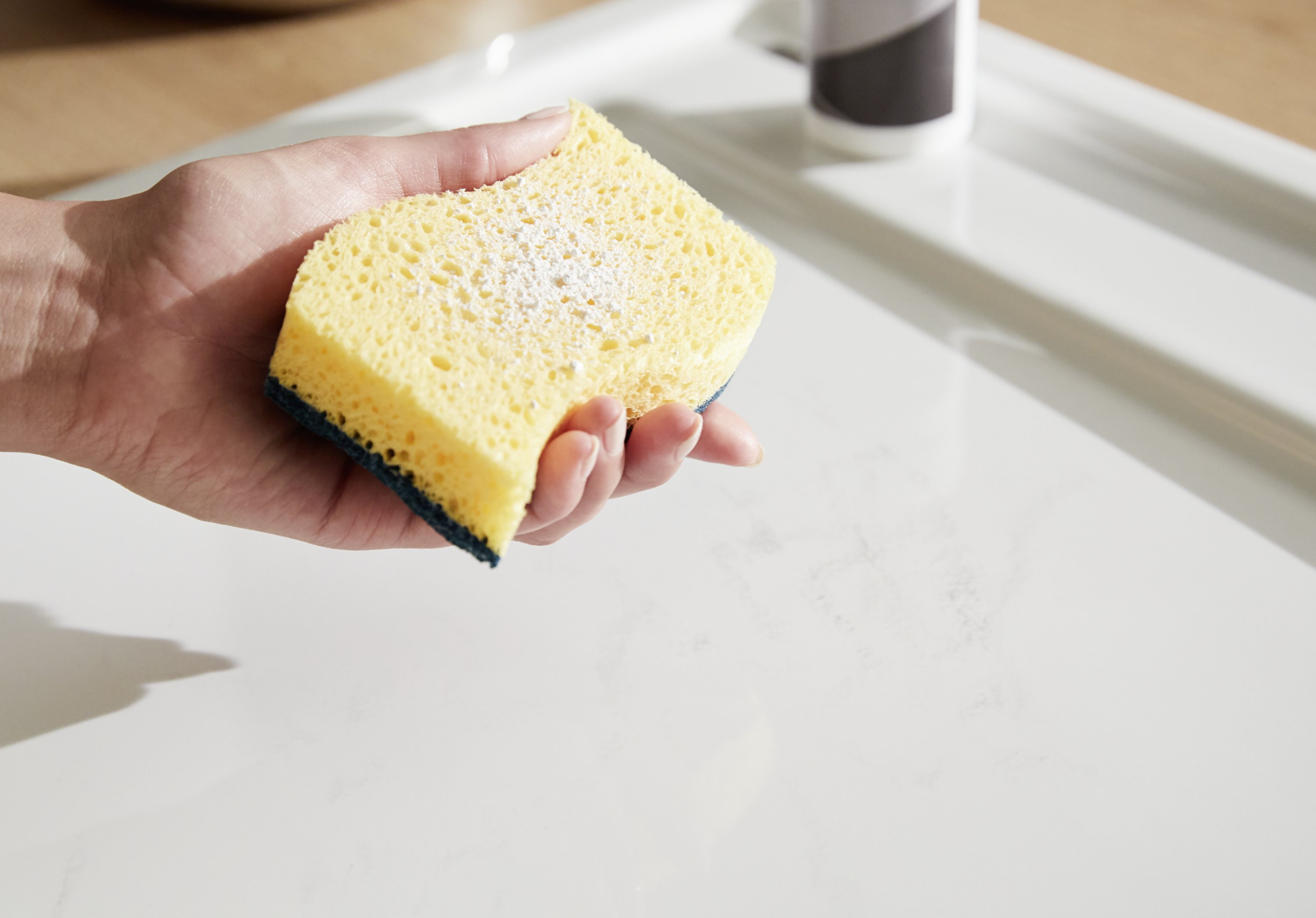 Een keramische spoelbak reinigen