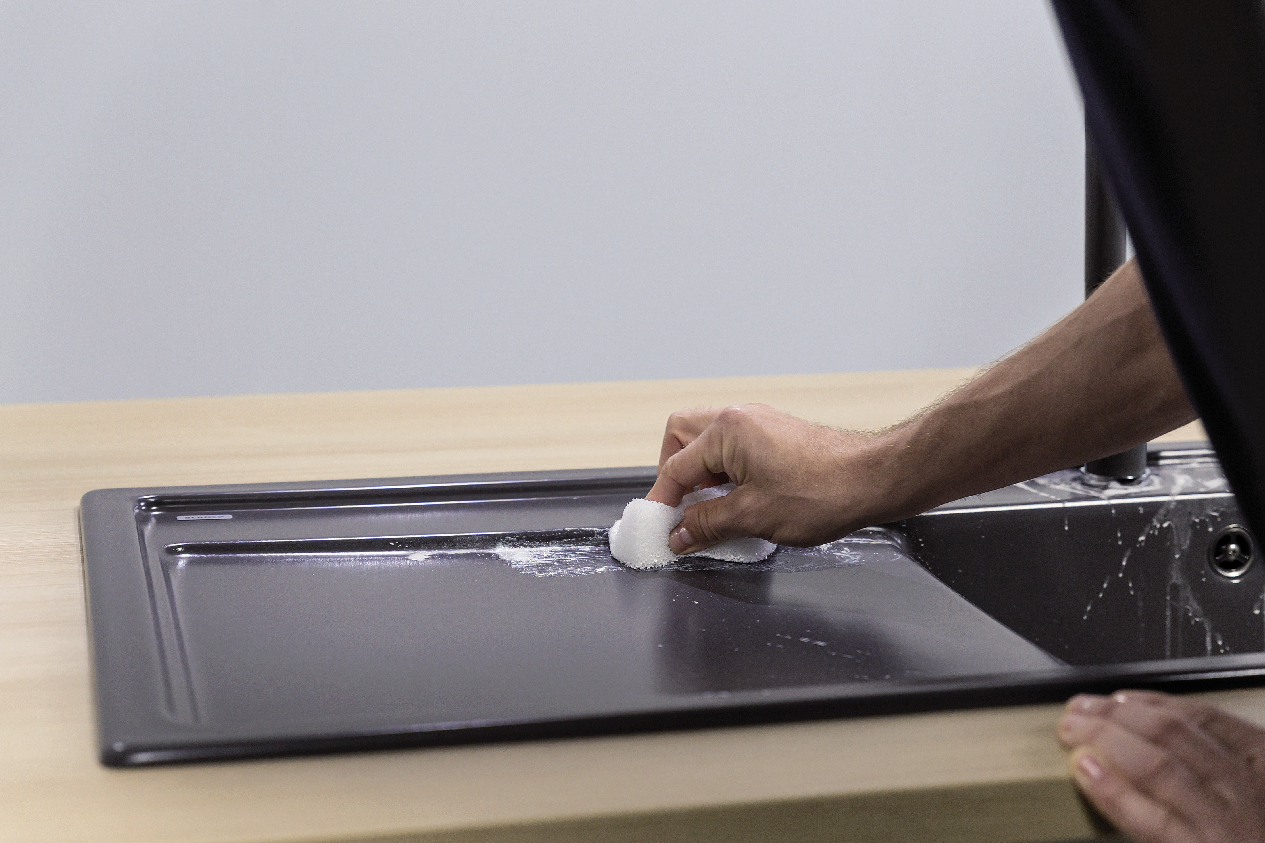 De Silgranit spoeltafel wordt afgespoeld